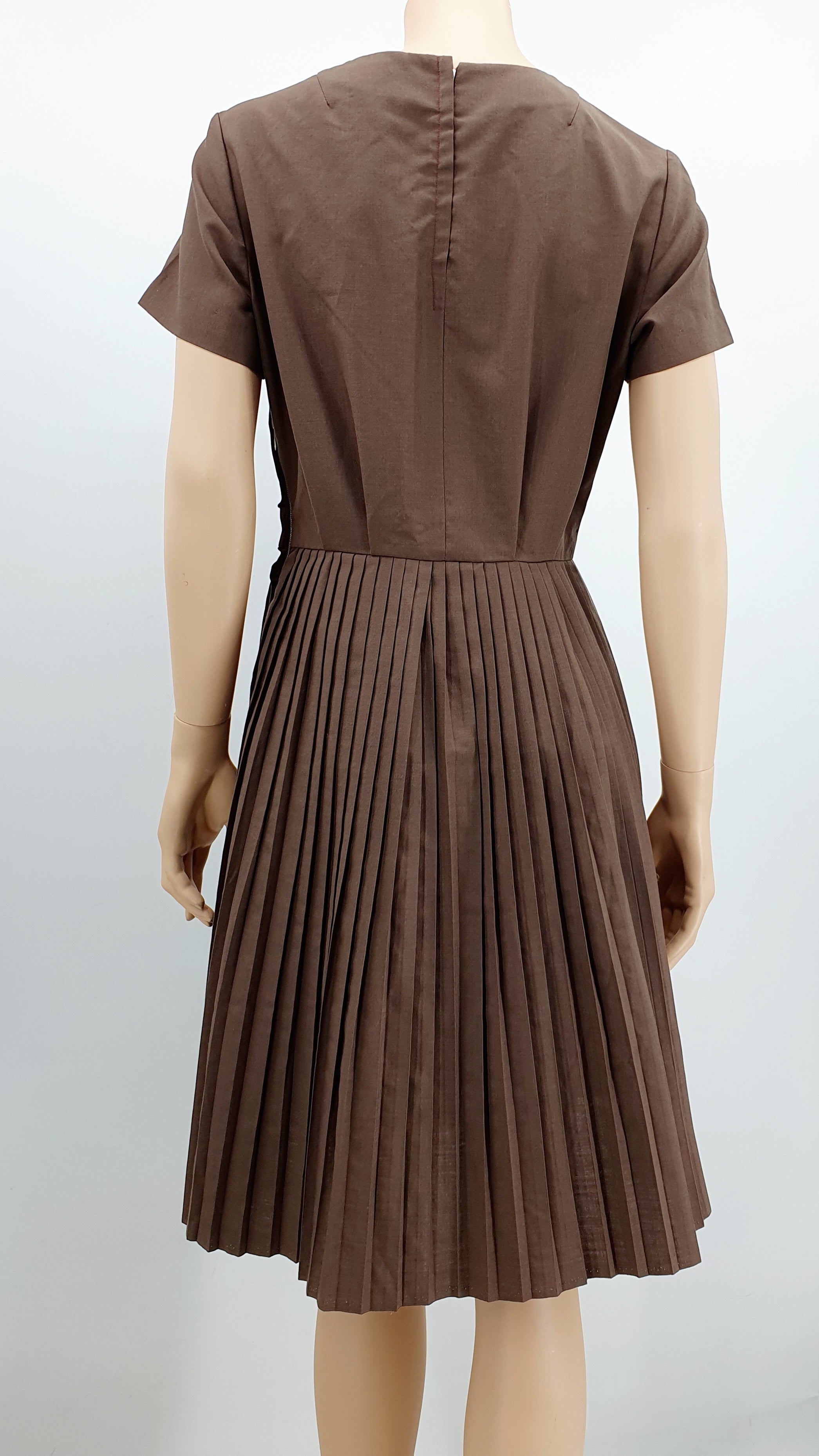 Kaakaonruskea vintagemekko 60-luvulta, vekkihelma, kuva selkäpuolelta