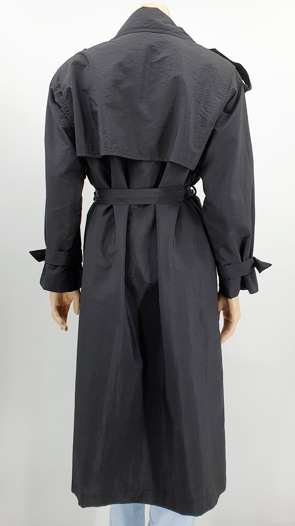 Musta pitkä trenssitakki 90-luku Vintage välikausitakki, kuva selkäpuolelta