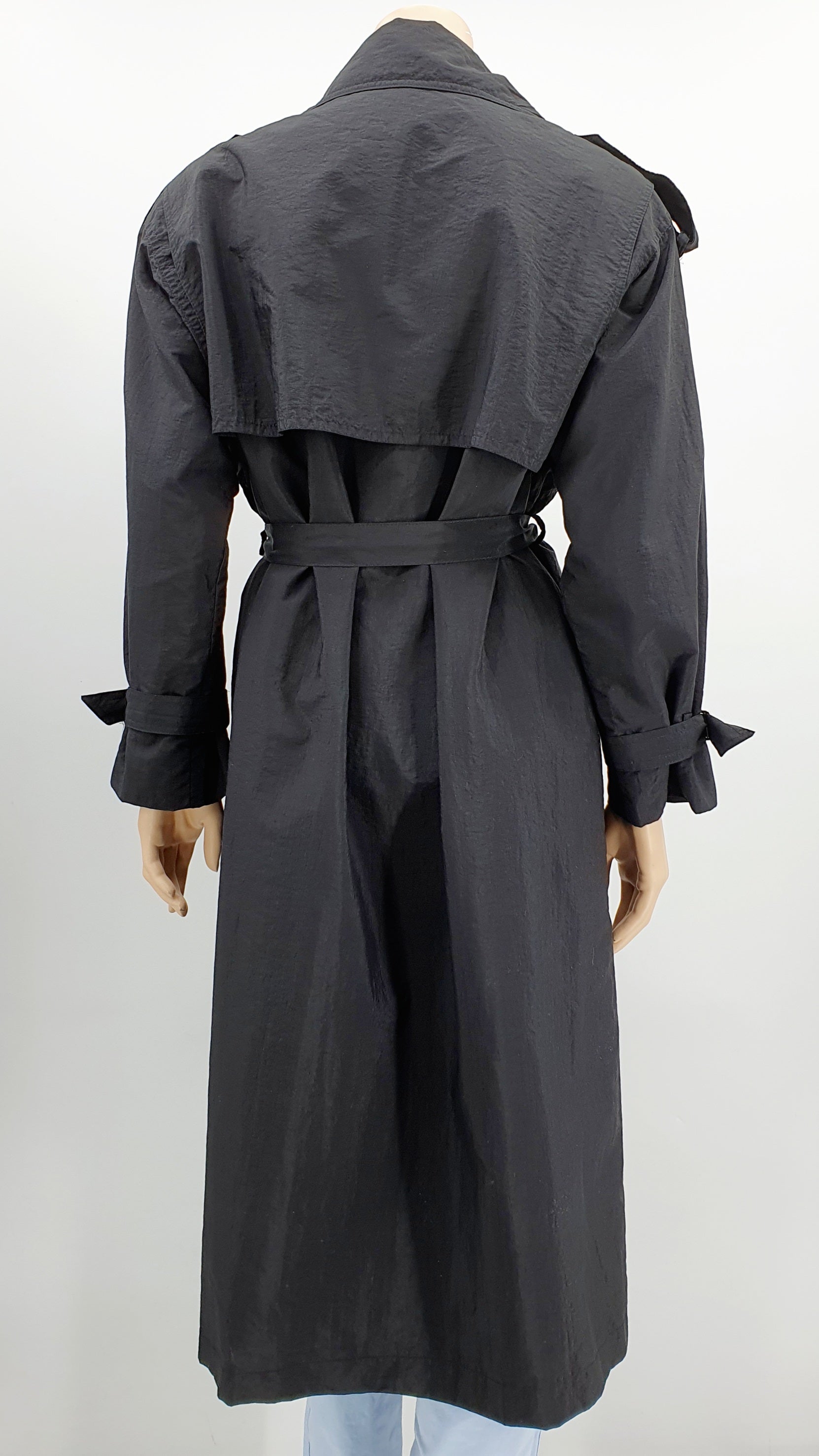 Musta pitkä trenssitakki 90-luku Vintage välikausitakki, kuva selkäpuolelta