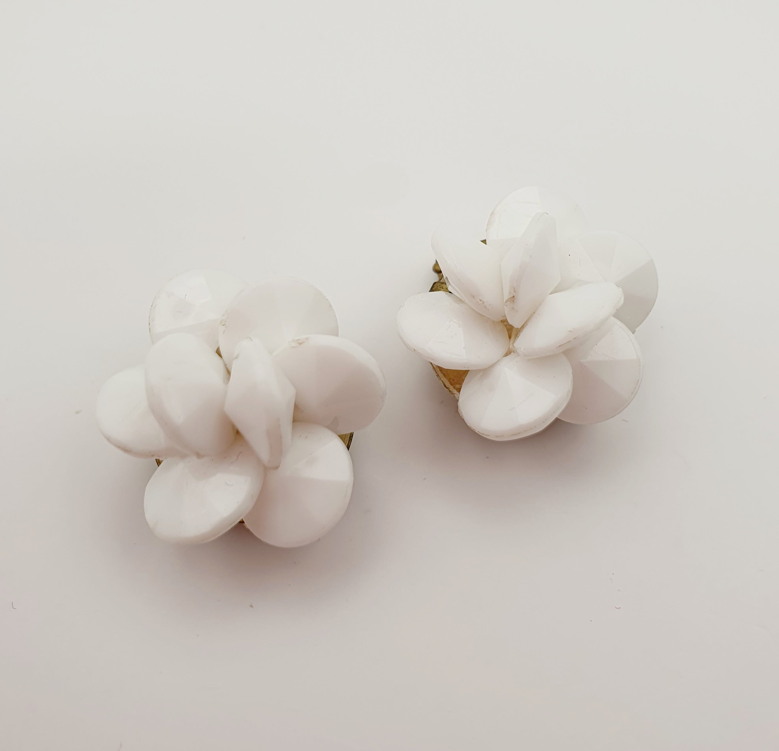 Valkoiset vintage klipsikorvakorut 1970-luvulta 