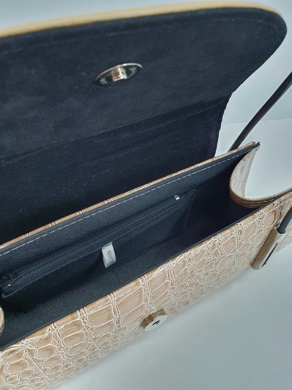 Kiiltonahkainen olkalaukku 2000-luvulta, väri beige, kuva sisältä