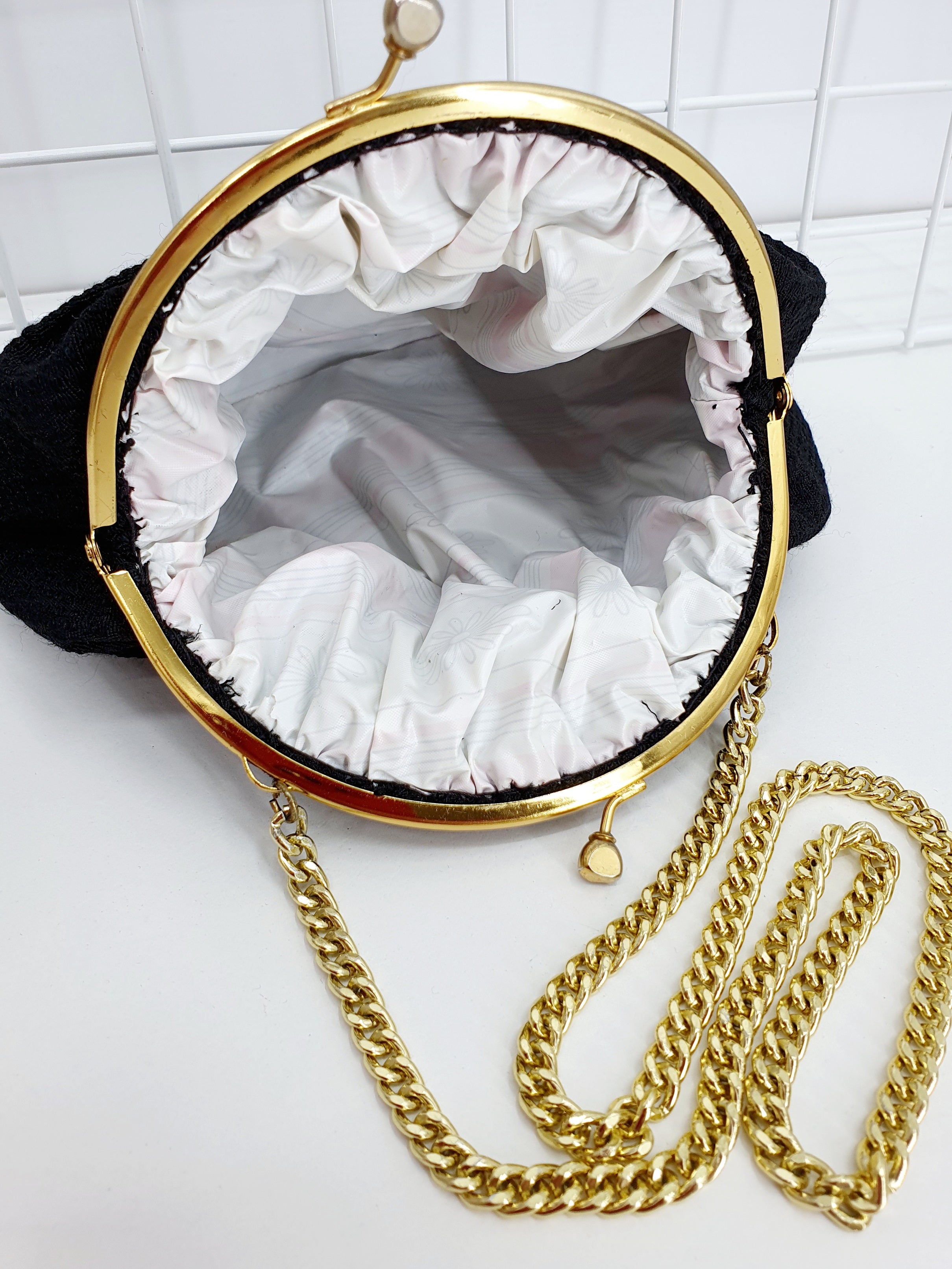 Musta vintage juhlalaukku, kullanvärinen kehys ja ketju, kuva sisältä