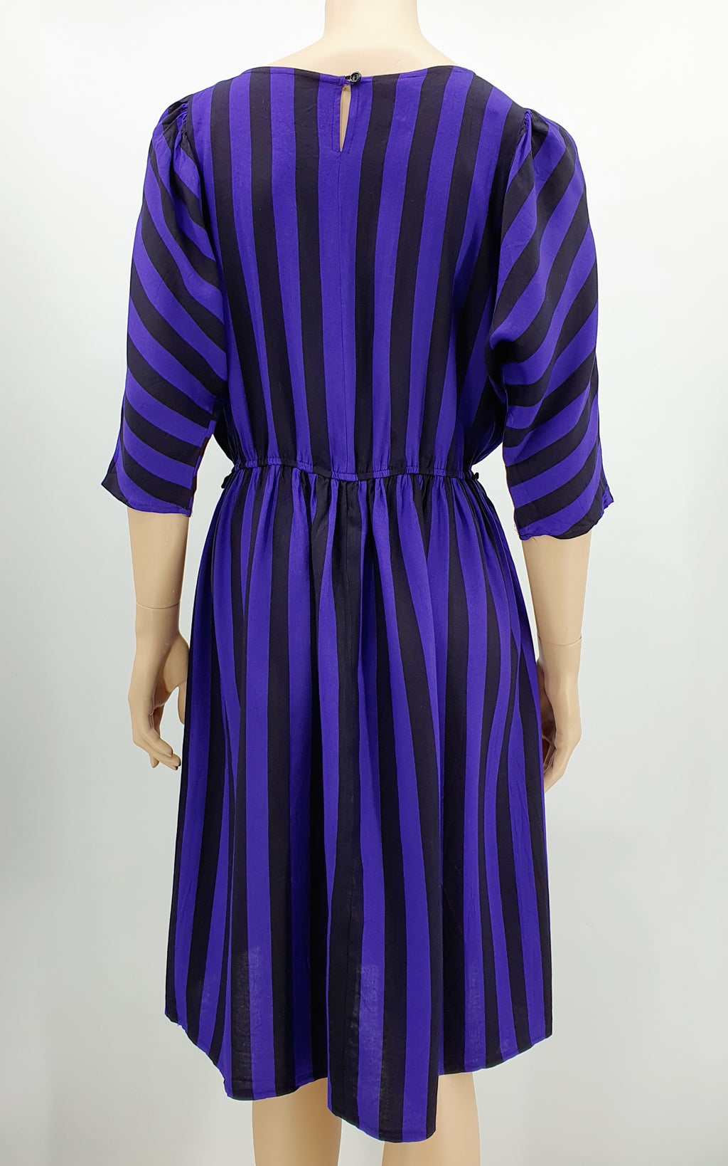 Raitakuvioinen viskoosimekko 80-luku lepakkohihat väri violetti/musta Kuva selkäpuolelta