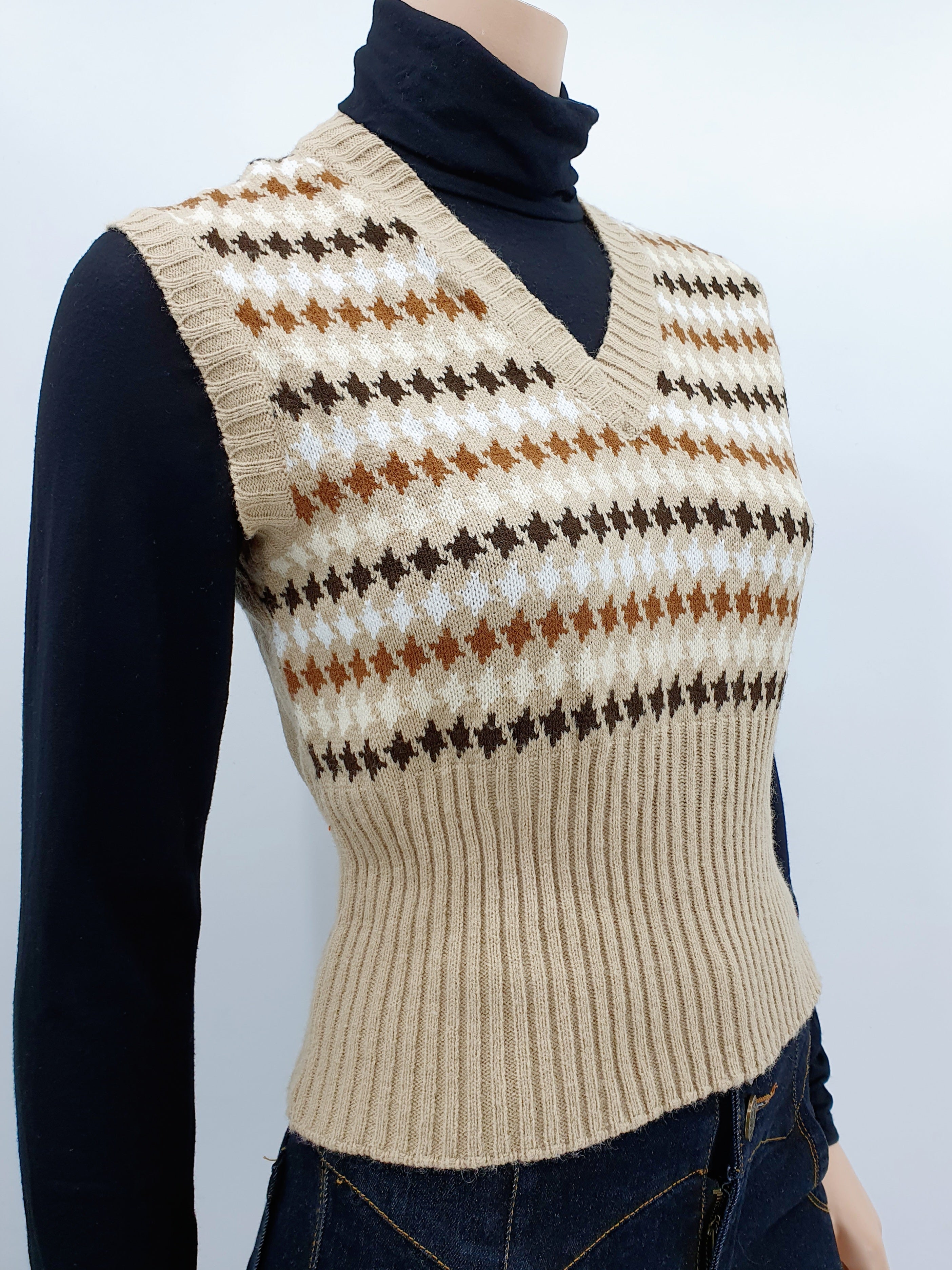 Retro neuleliivi 70-luvulta väri beige-ruskea V-kaulus Kuva sivusta