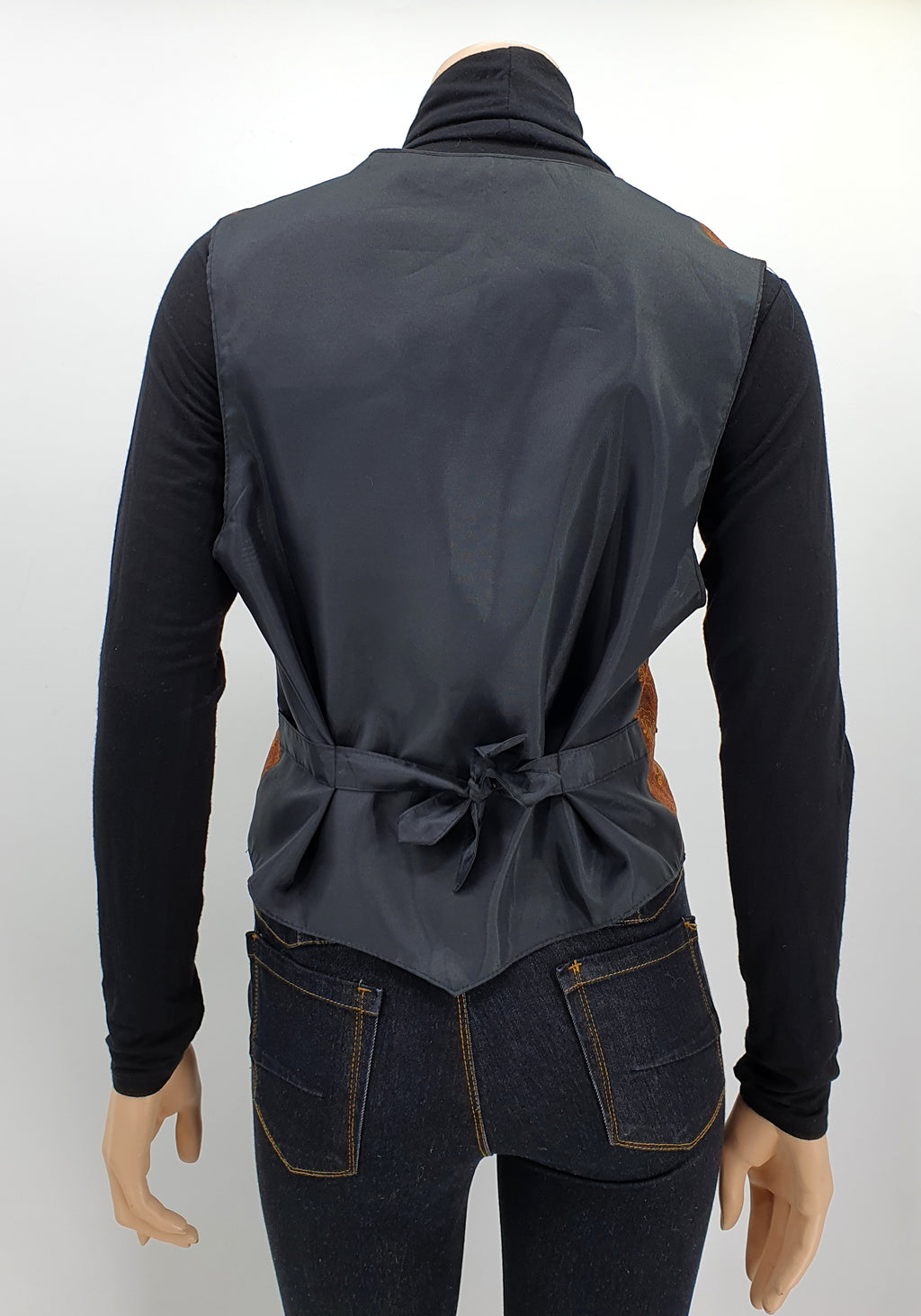 Paisleykuvioinen ruskea vintage liivi 90-luku Koko 38 Kuva takaa