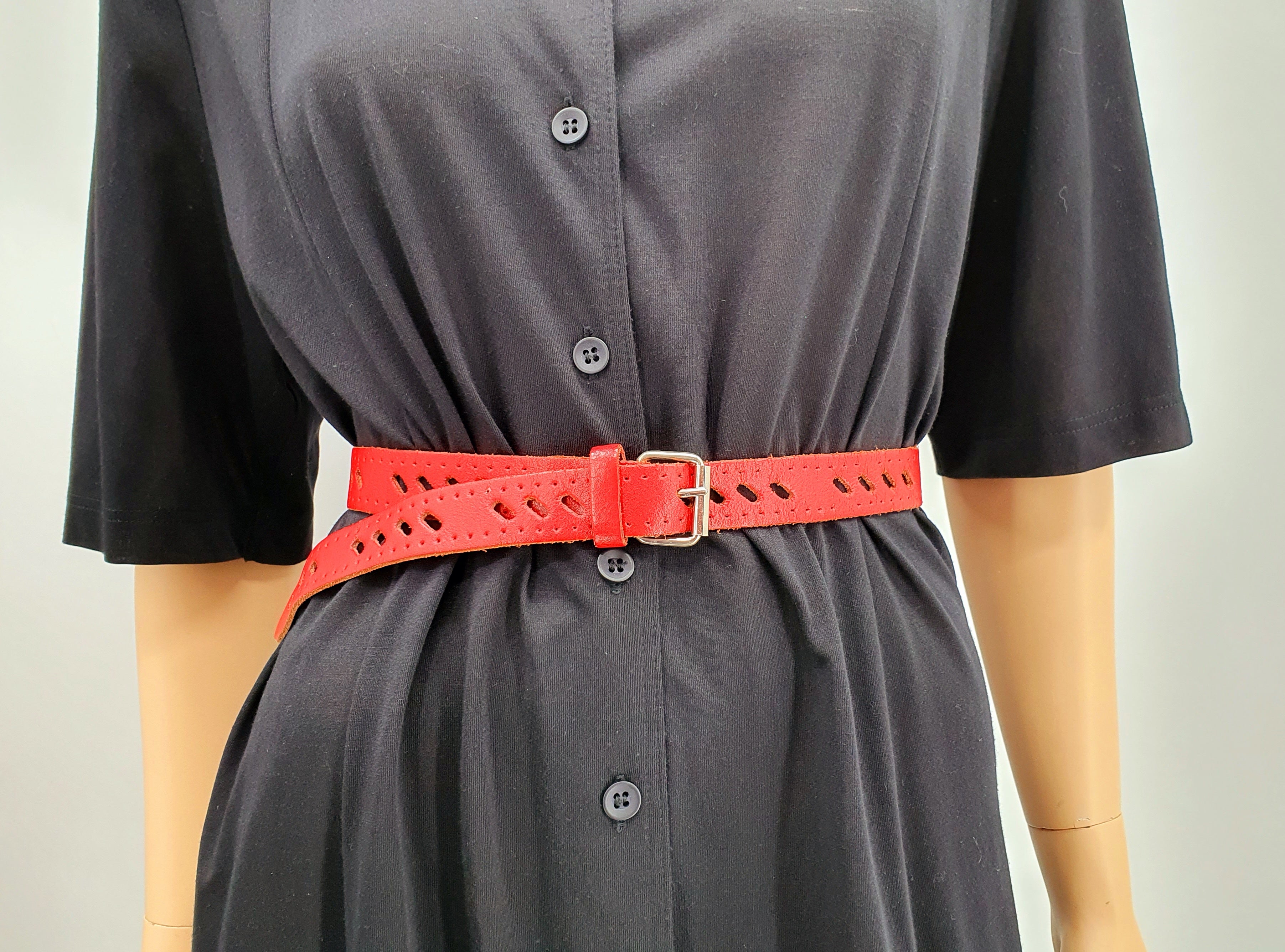 Punainen kapea nahkavyö, vintagevyö 90-luvulta