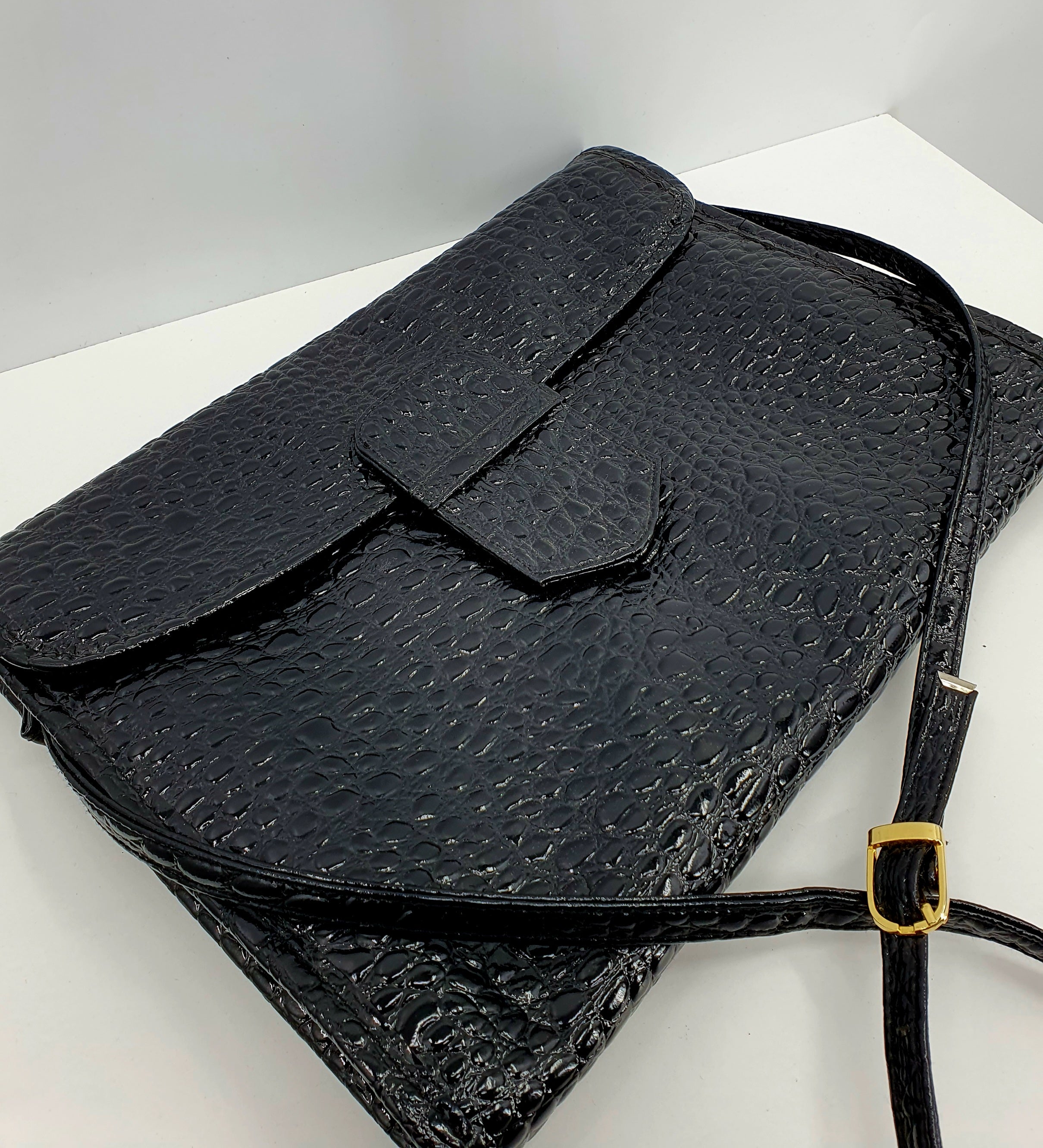 Musta kiiltonahkasalkku 1980-luvulta, kuva sivusta