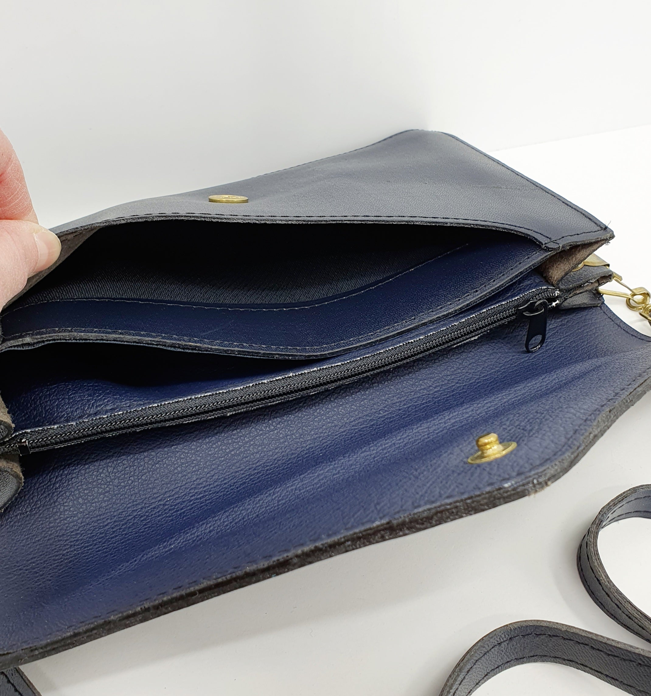 Tummansininen olkalaukku 70-luvulta, kuva sisältä