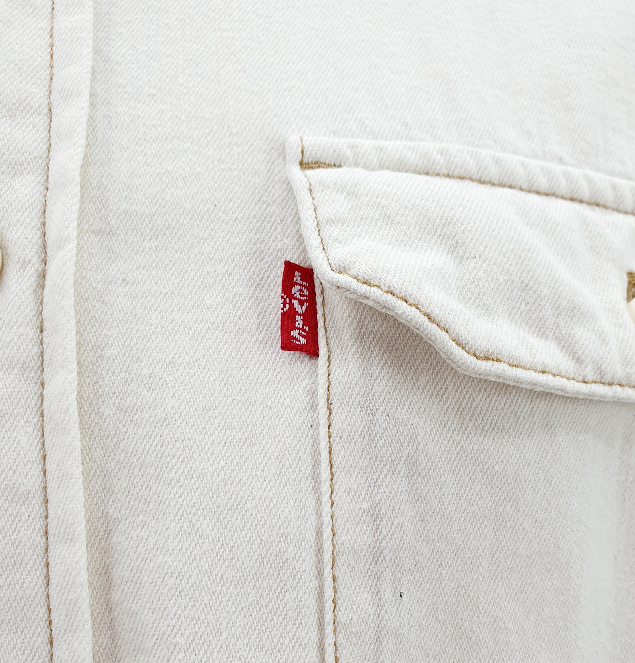 Levi´s, miesten puuvillpaita 2000-luku, väri luonnonvalkoinen, kuva logosta