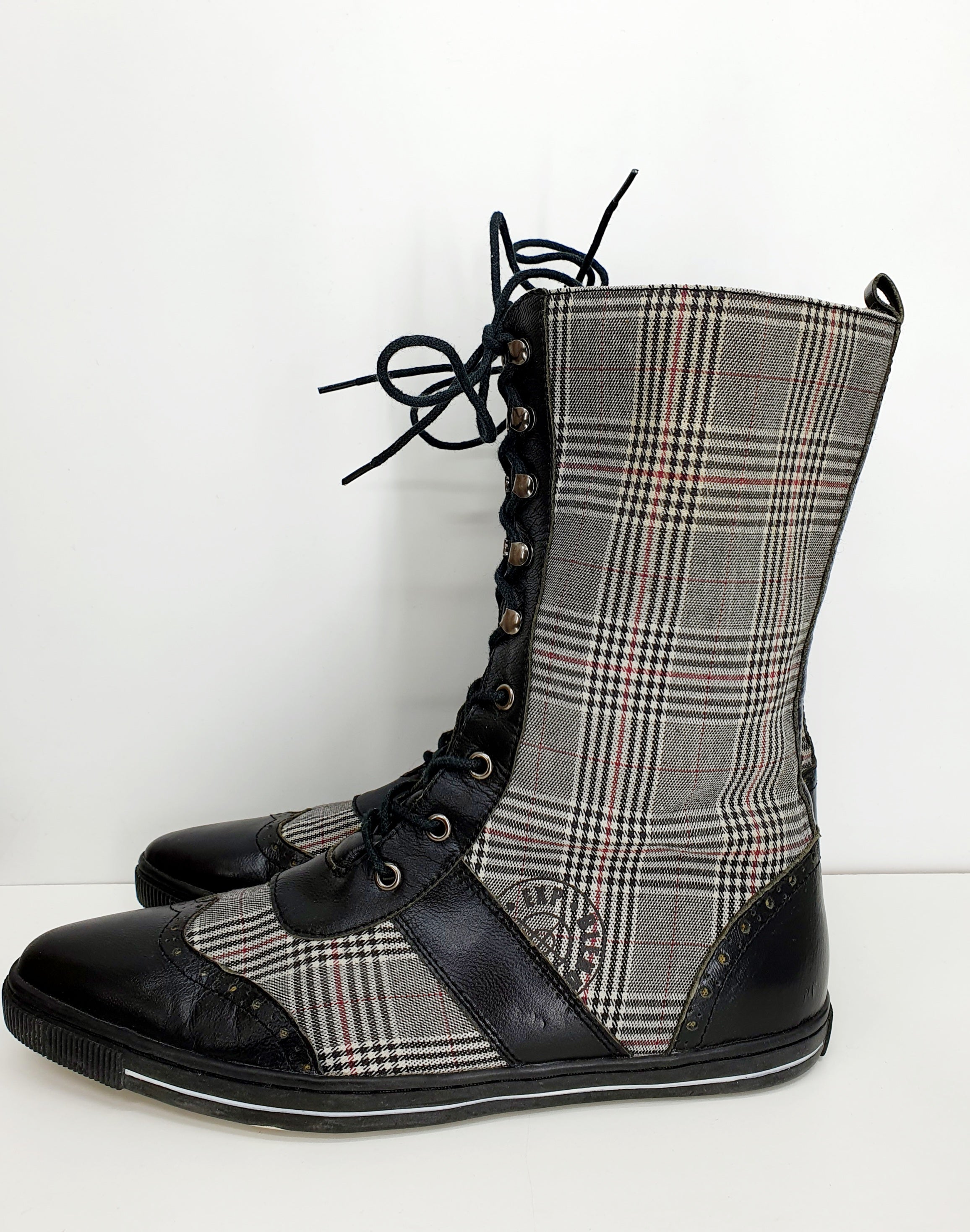 Ruutukuvioiset varsikengät 2000-luvulta, rock-henkiset vintagekengät