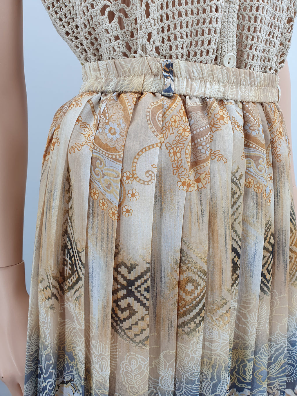 Atelier Creation, beige pleated skirt from the 90s, waist 68-80cm, size 36-38