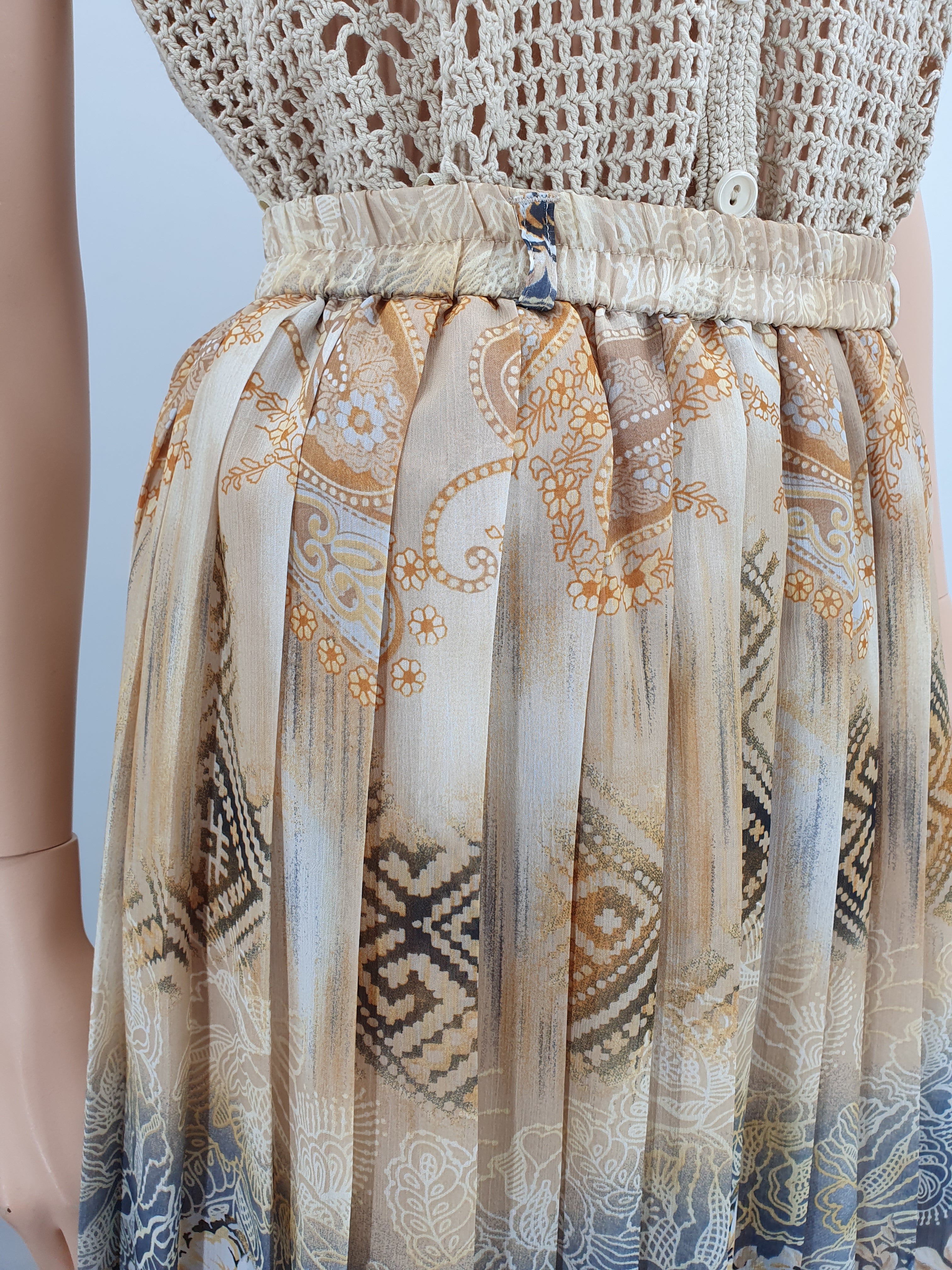 Atelier Creation, beige pleated skirt from the 90s, waist 68-80cm, size 36-38