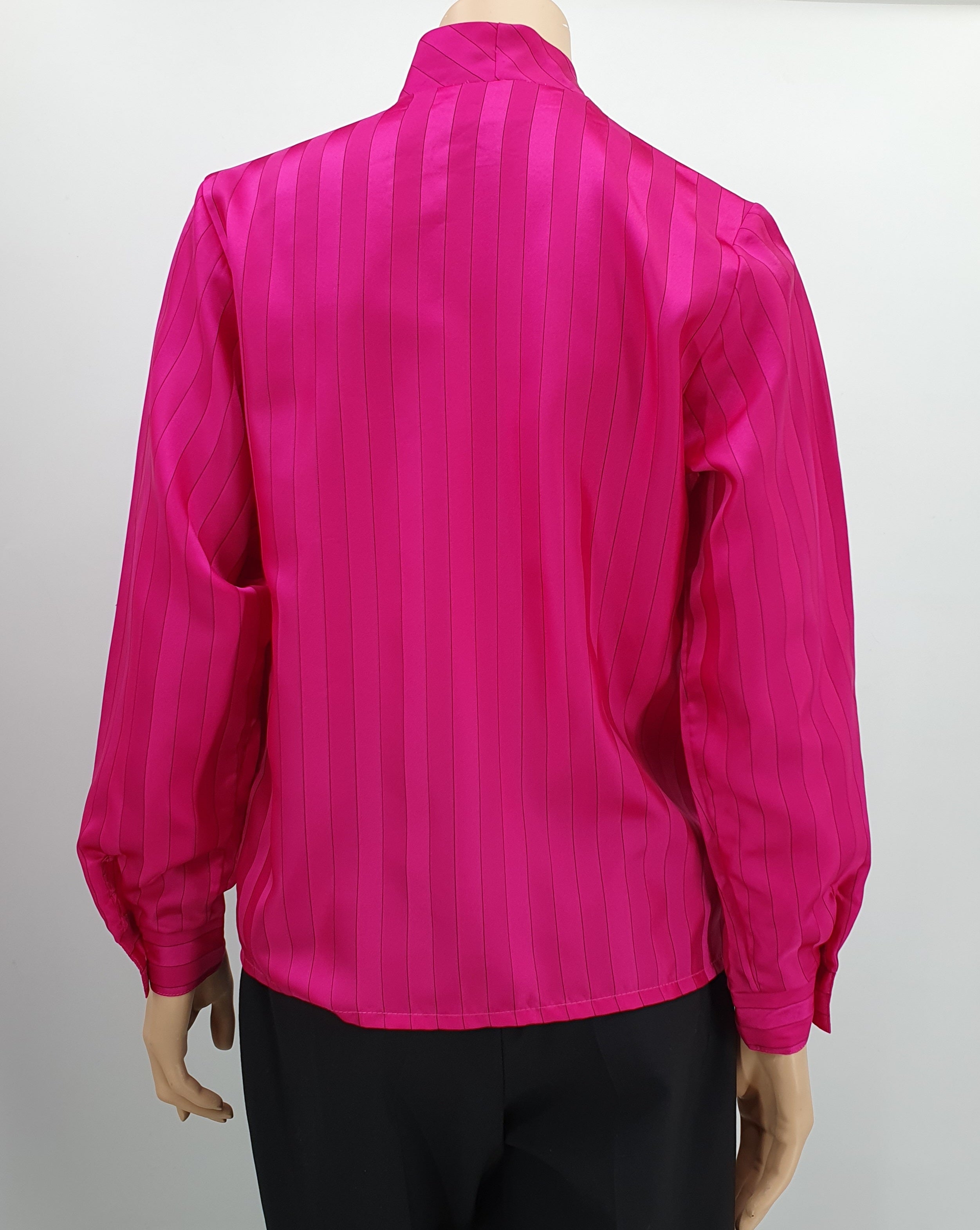 Aniliininpunainen huivikauluspaita 1980-luvulta, kuva selkäpuolelta