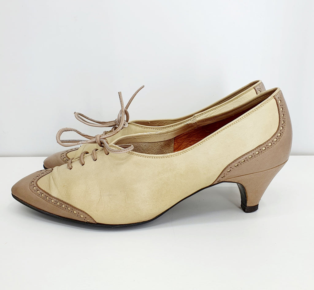 Pertti Palmroth, nauhalliset korkokengät 1960-70-luvulta, väri beige-kerma