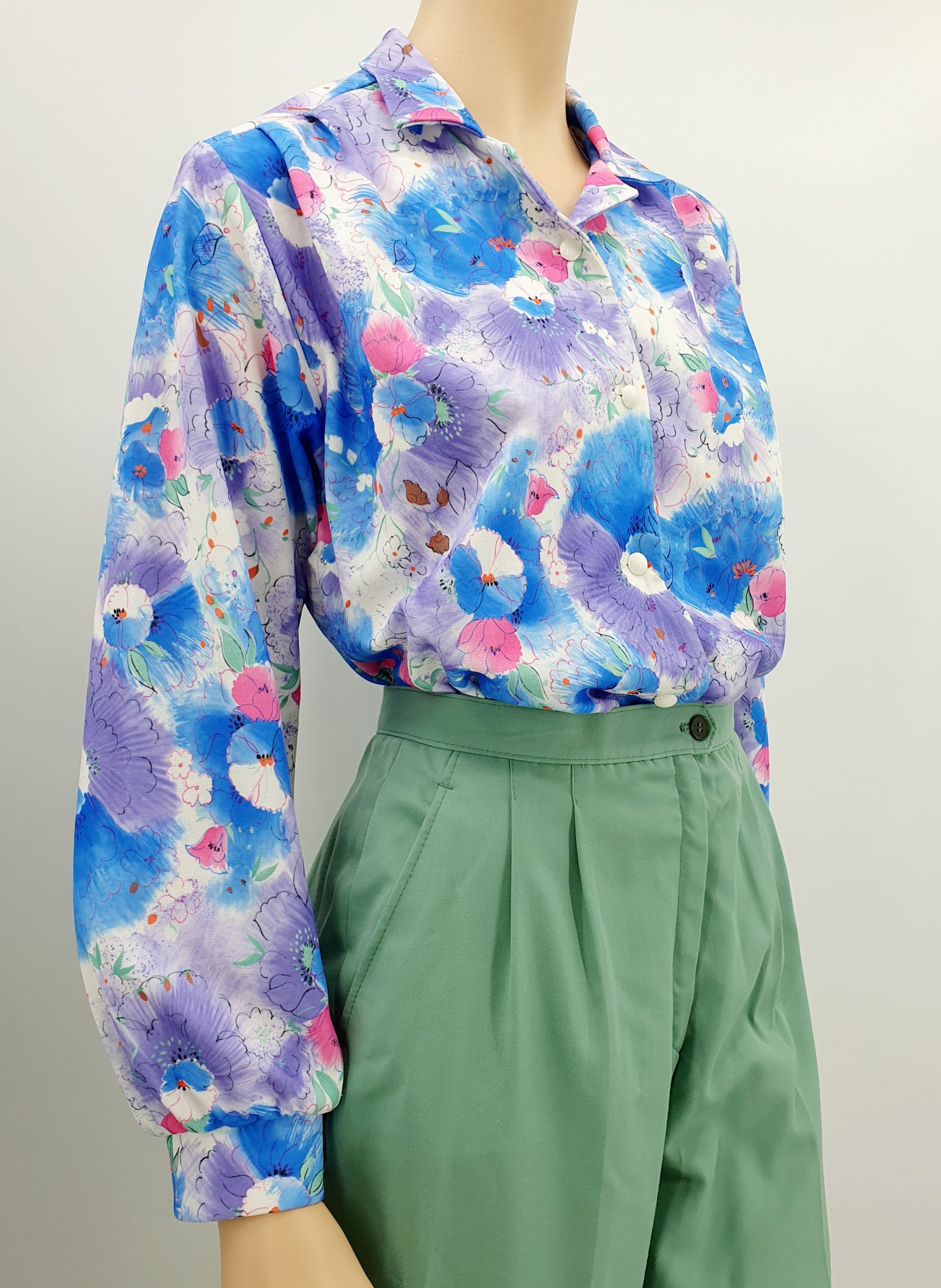 Pitkähihainen naisten kauluspaita 70-luvulta, pastellinvärinen, kuva sivulta