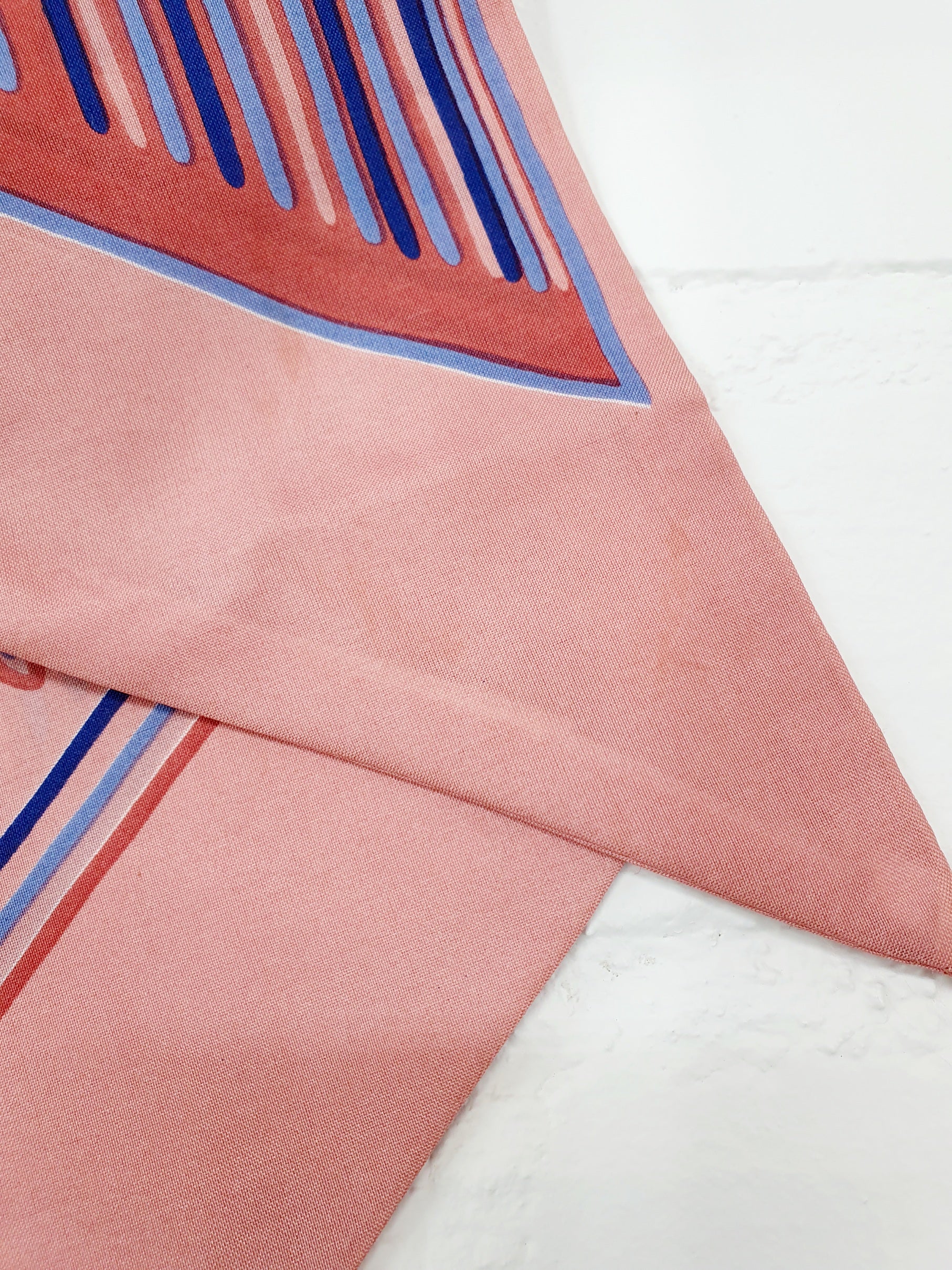 Pitkänmallinen huivi 80-luvulta, roosanvärinen kuviointi, vintage scarf from 80s, kuva lähes huomaamattomista tahroista