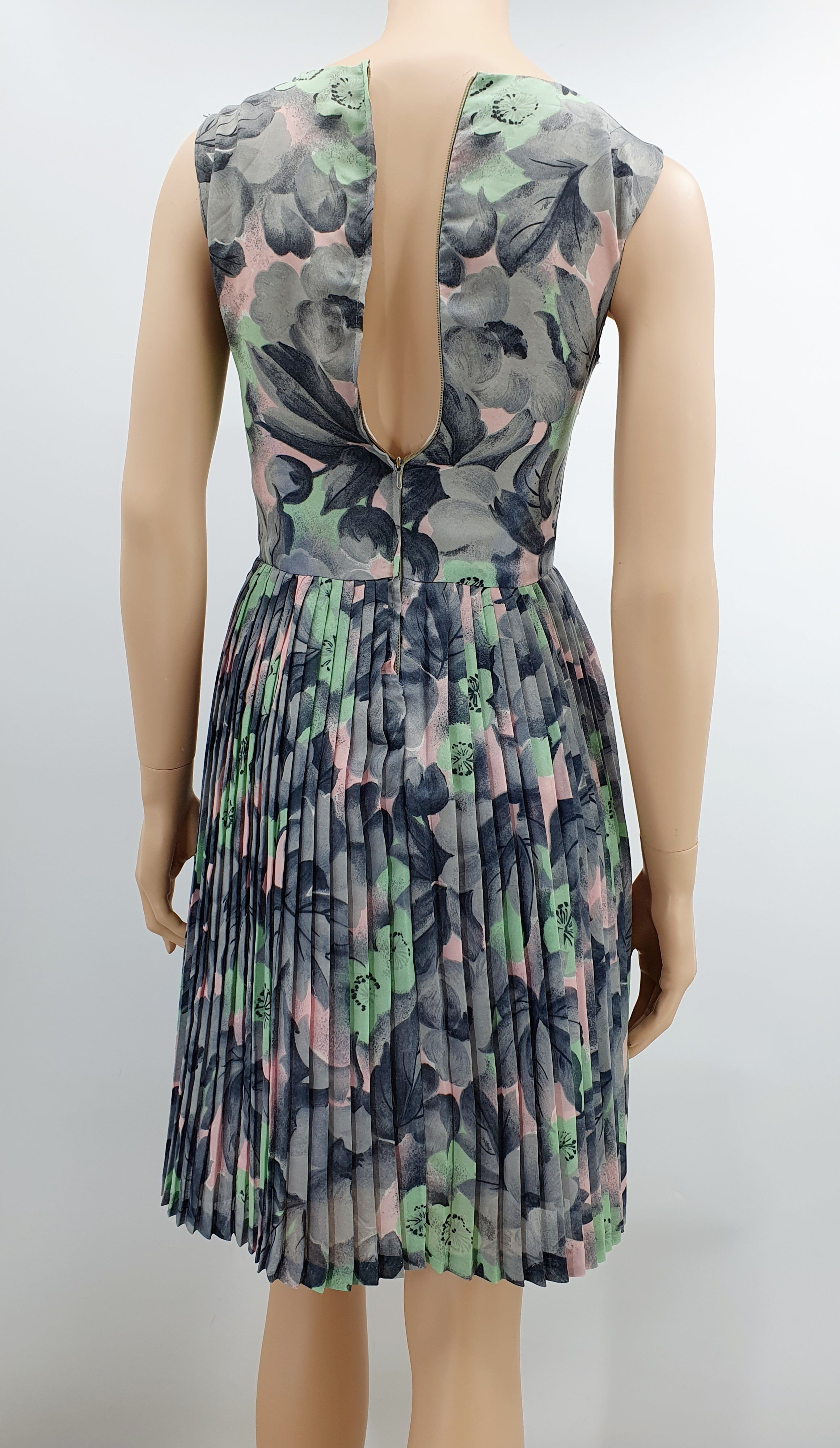 Sleeveless dress with pleated hem from the 50s-60s, size 32-34