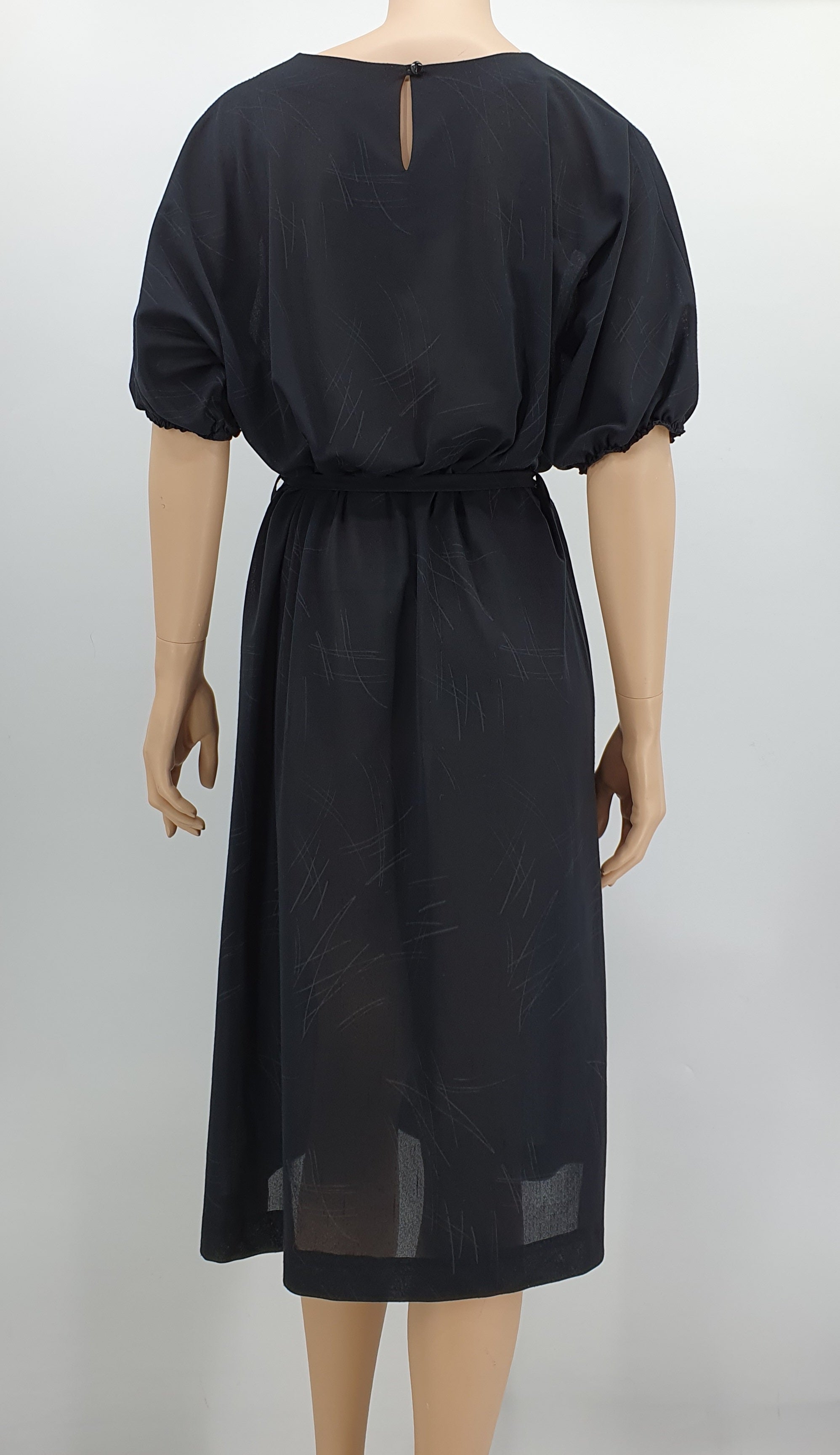 Musta vintagemekko 1980-luvulta, puolipitkät hihat, kuva selkäpuolelta