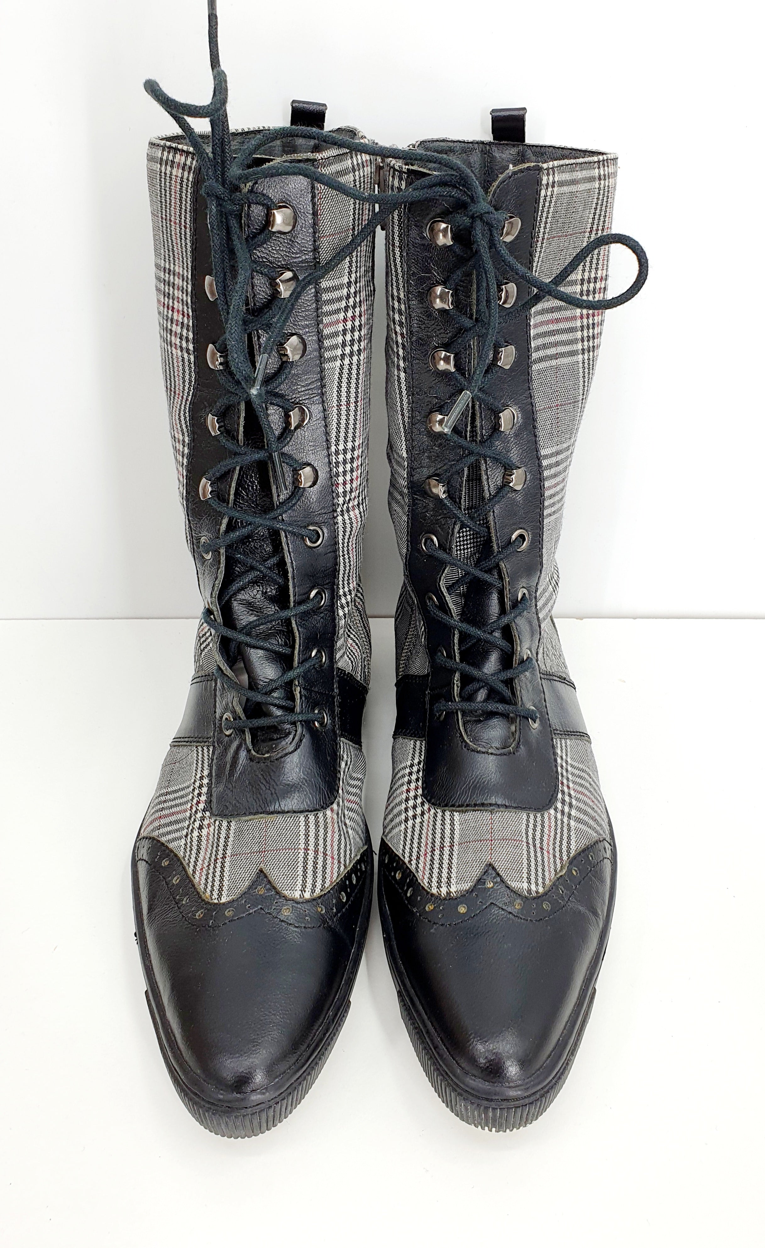 Ruutukuvioiset varsikengät 2000-luvulta, rock-henkiset vintagekengät, kuva edestä