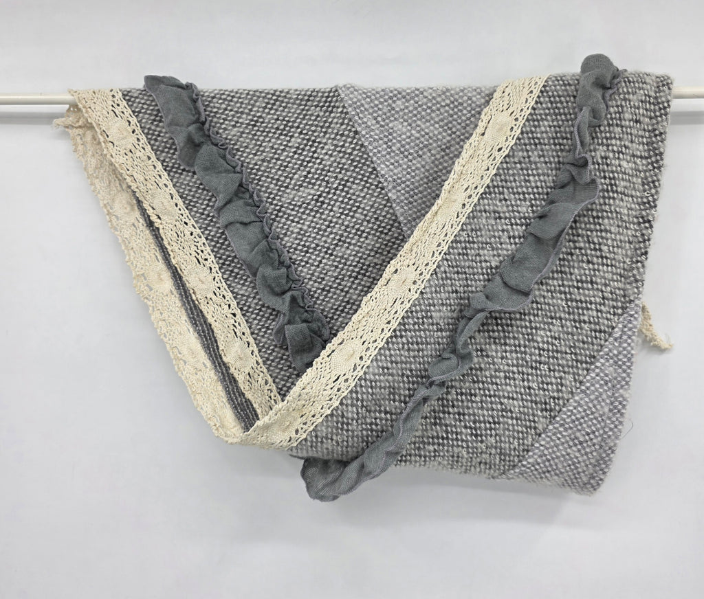 Harmaa kolmionmallinen secondhandhuivi