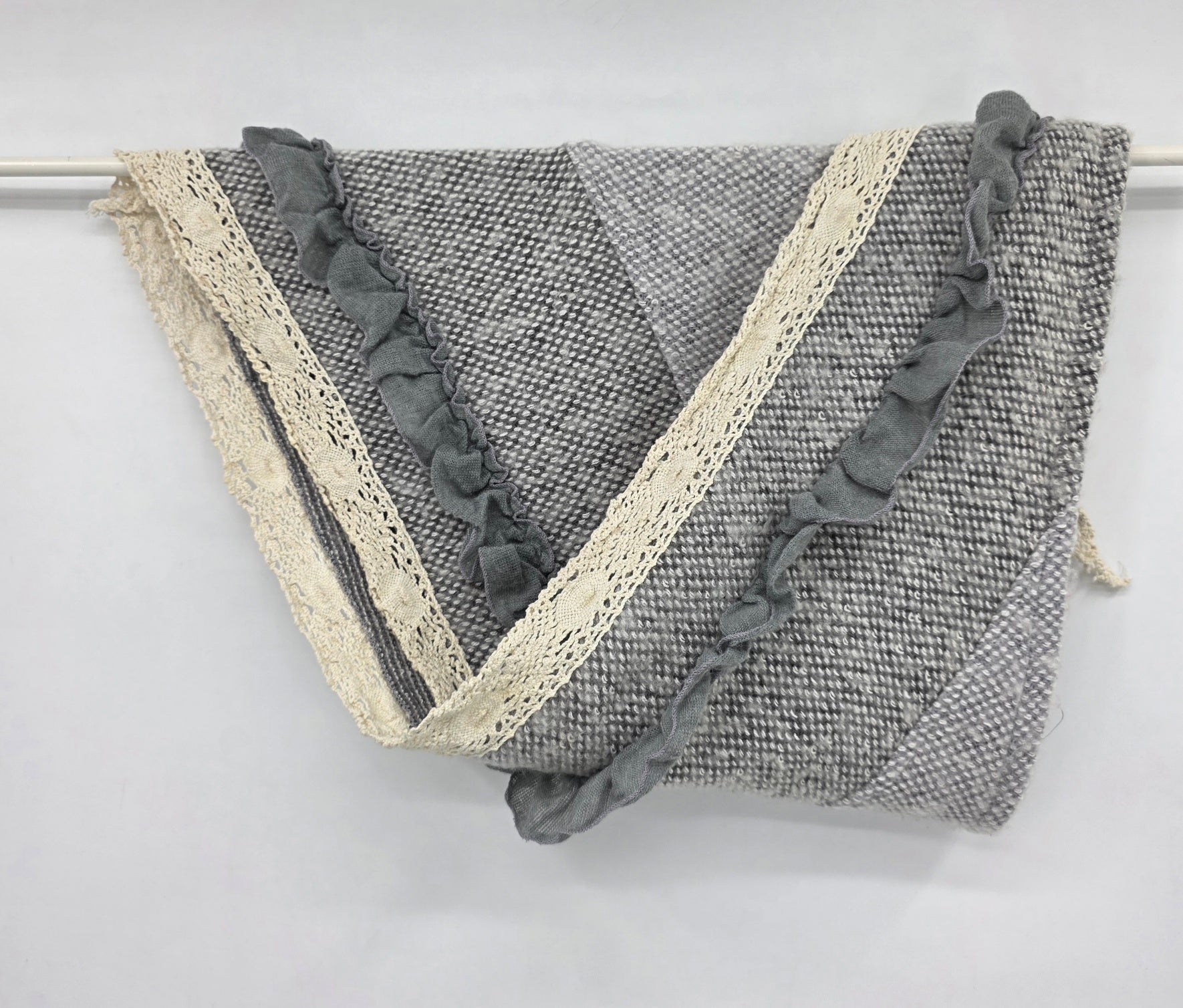 Harmaa kolmionmallinen secondhandhuivi