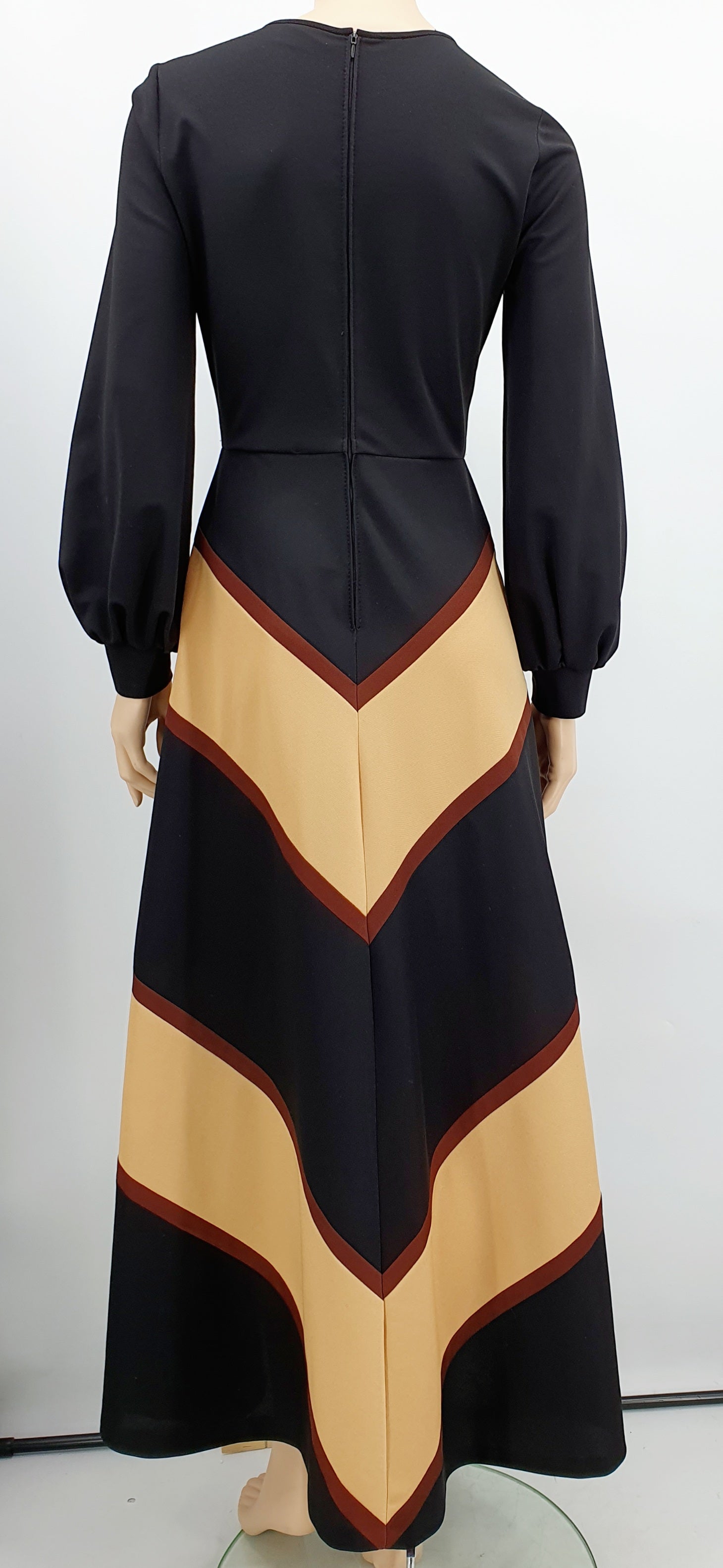 Racell maximekko 70-luvulta Väri musta/beige/ruskea Kuva takaa