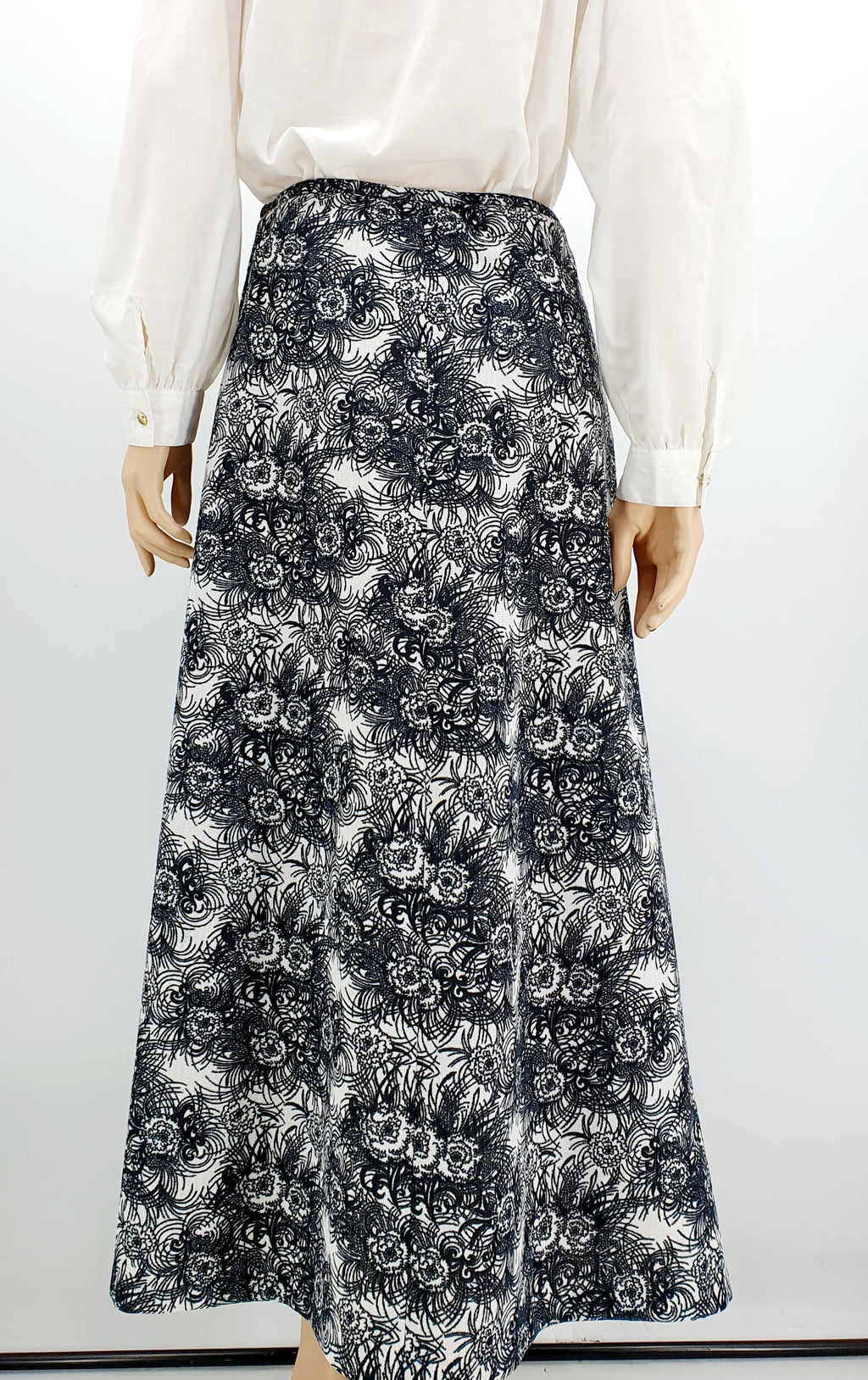 Mustavalkoinen maxihame 70-luvulta Kuva takaa