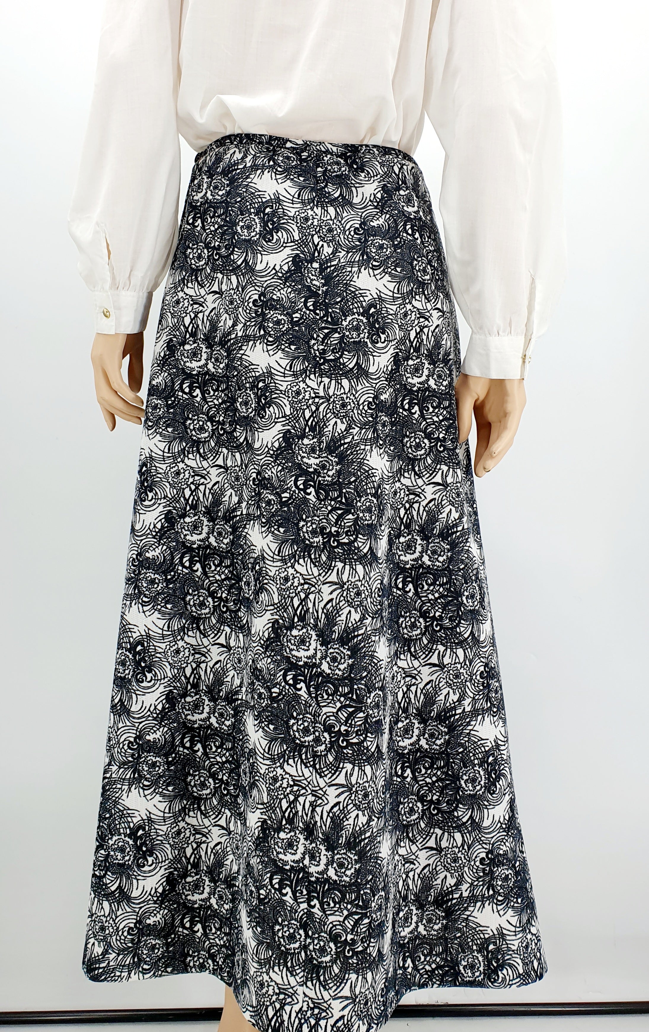 Mustavalkoinen maxihame 70-luvulta Kuva takaa