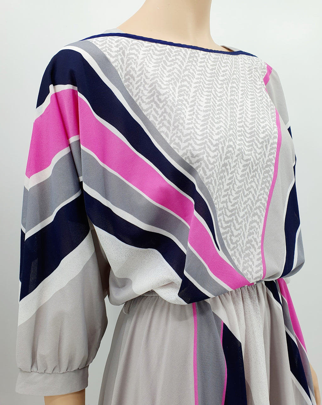 Vaaleansävyinen retromekko 80-luvulta Lepakkohihat Kuminauhavyötärö Lähikuva yläosasta