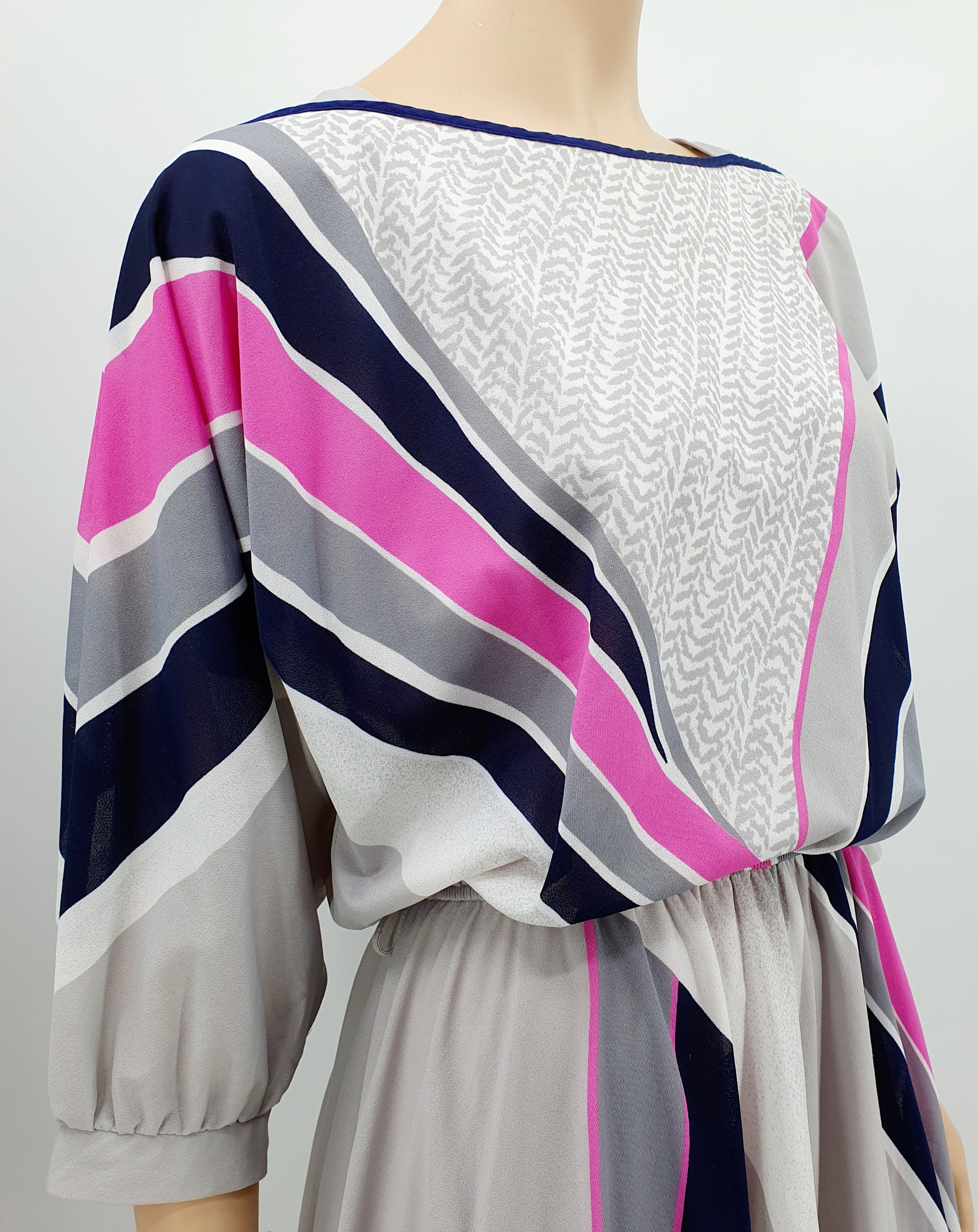 Vaaleansävyinen retromekko 80-luvulta Lepakkohihat Kuminauhavyötärö Lähikuva yläosasta