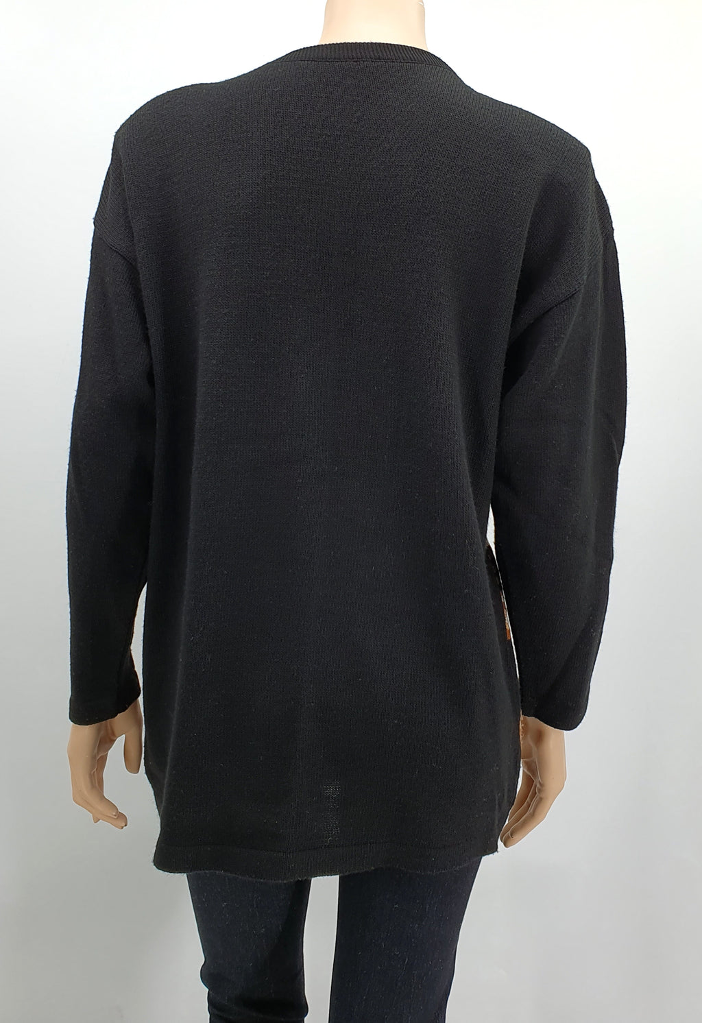 Kuviollinen vintage neulepusero 90-luvulta koko 38-40 takaa kuvattuna