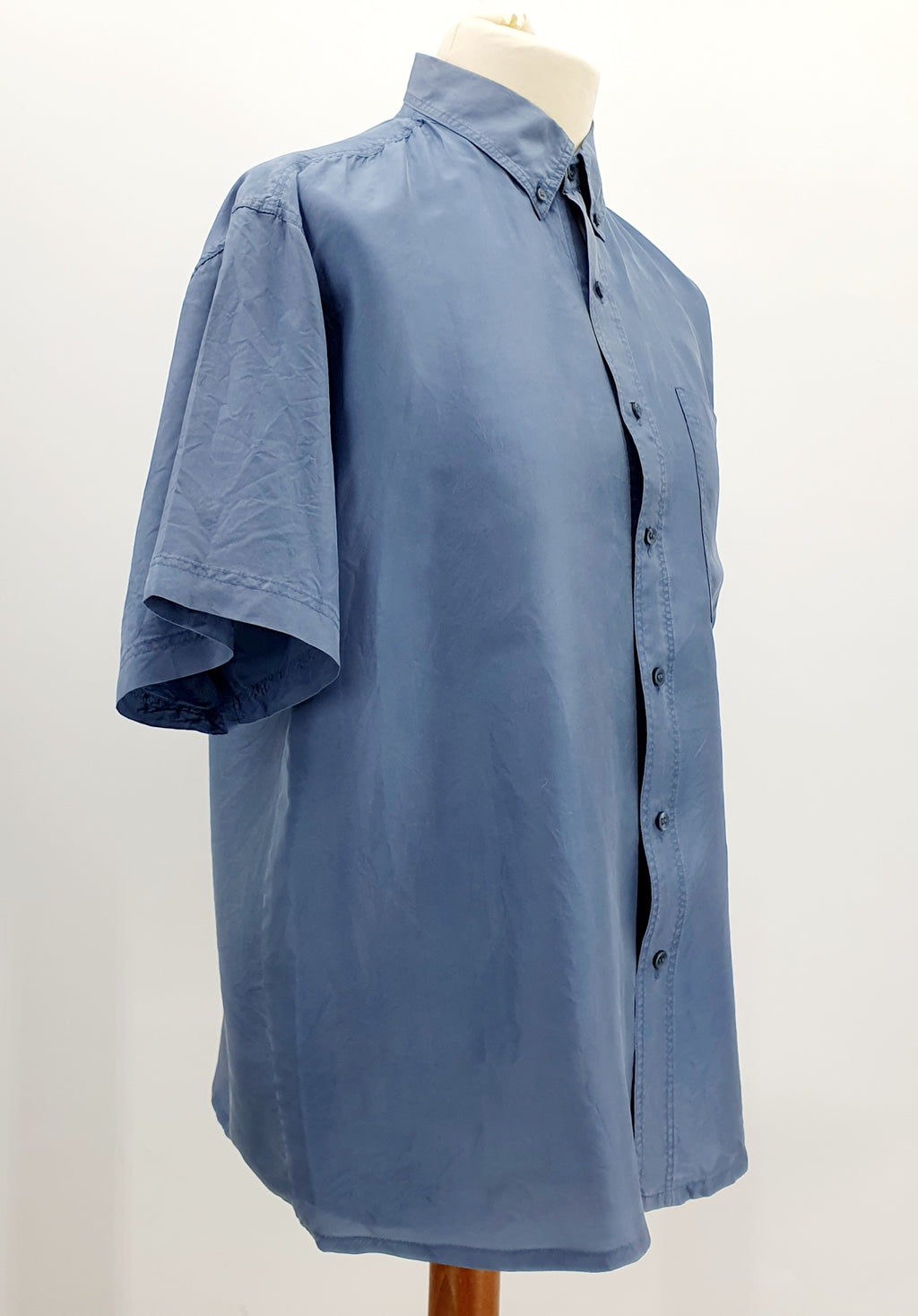 Lyhythihainen miesten silkkipaita 90-luvulta, väri farkunsininen, kuva sivulta