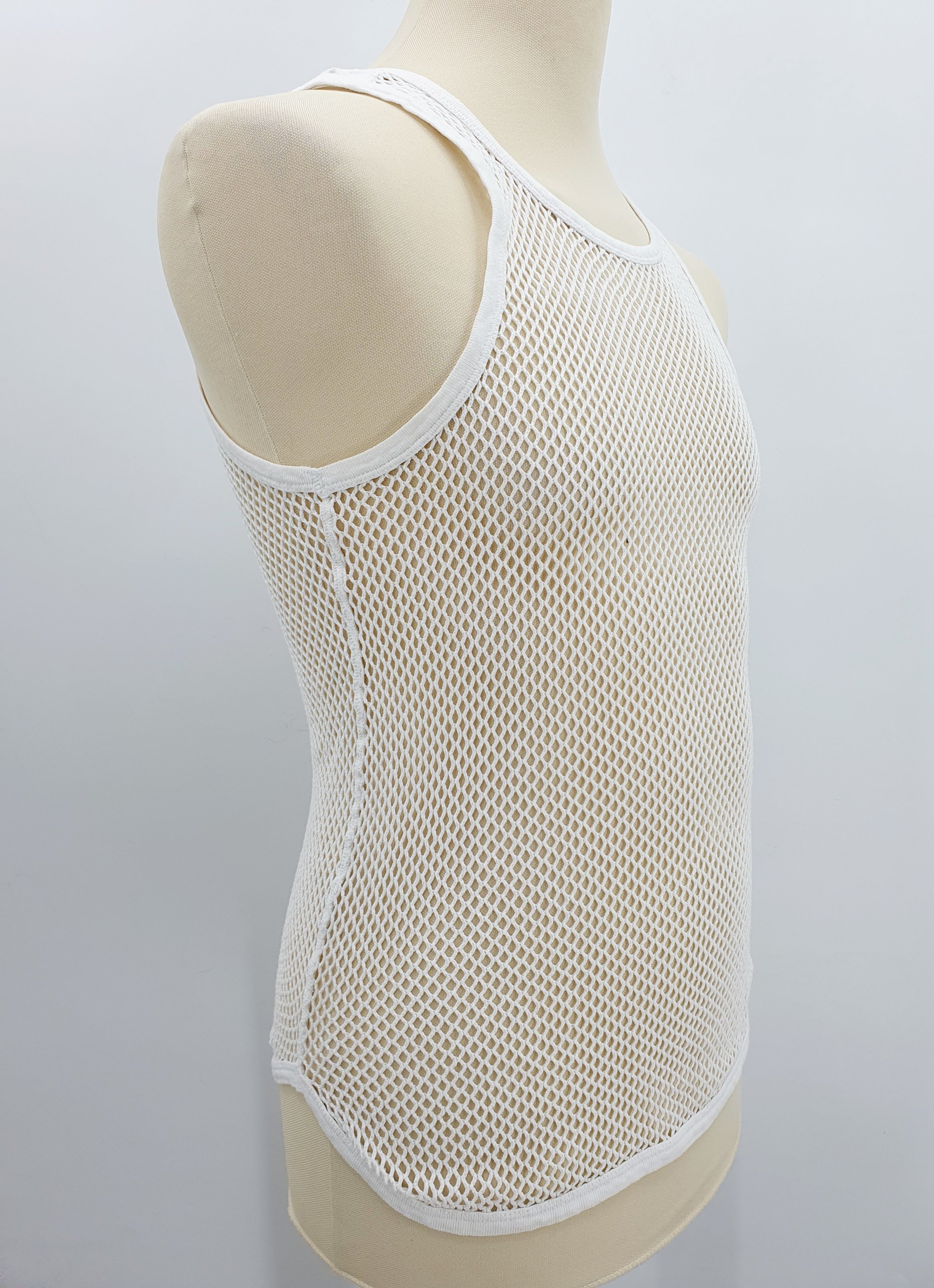 Miesten valkoinen verkkopaita, kuva sivulta