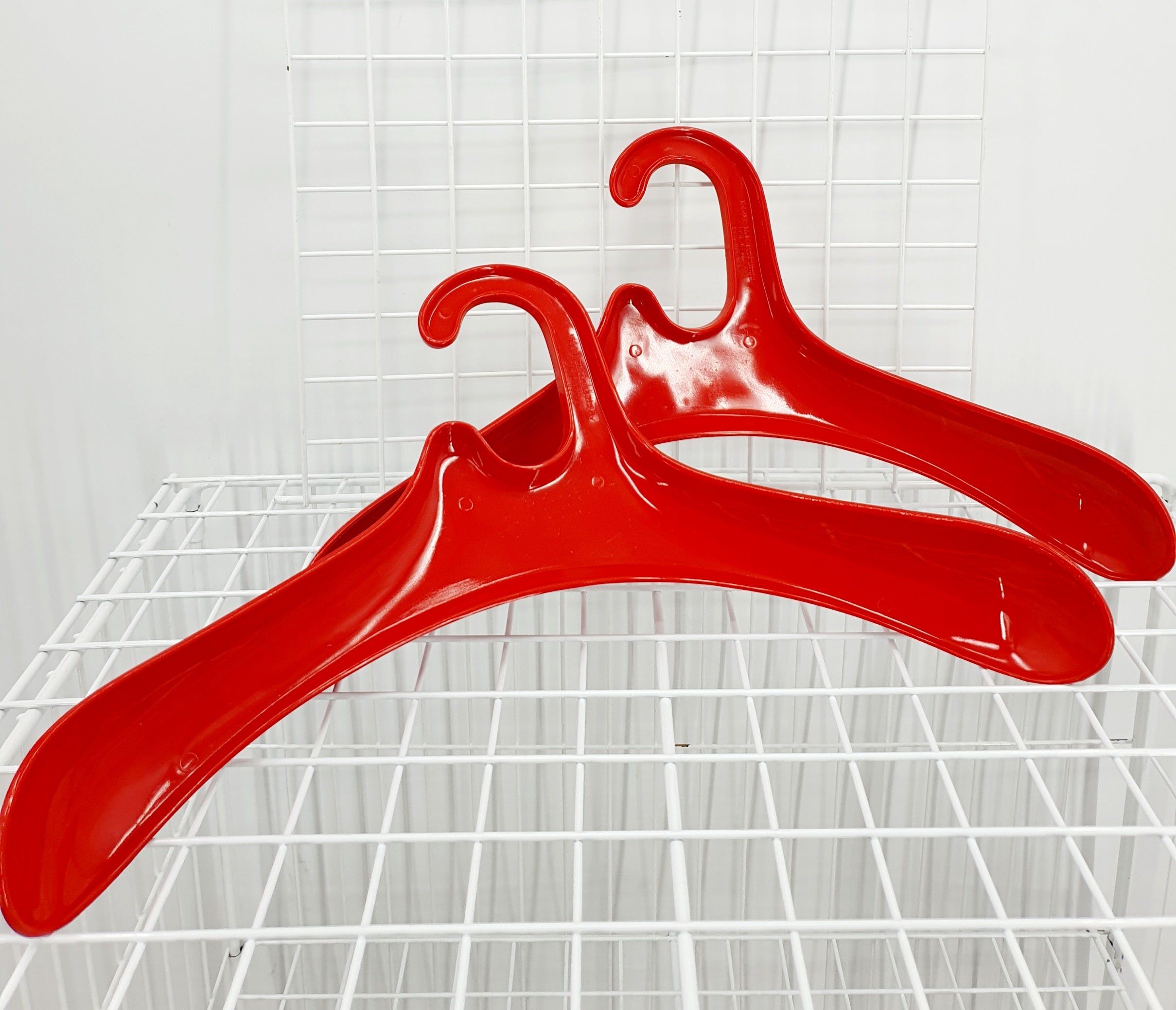 MK-Tuote Punainen vintagehengari 1970-80-luvulta 2kpl setti, kuva takapuolelta