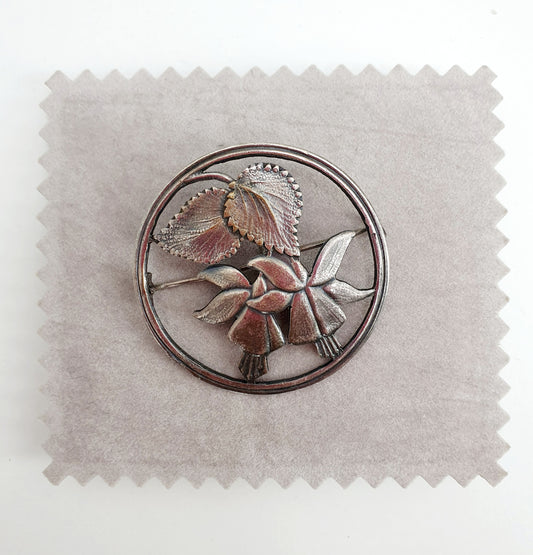 Brooch, round flower pattern