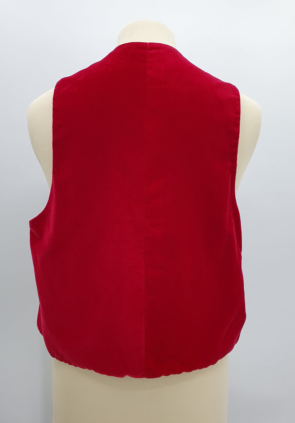 Punainen samettiliivi miehelle Nappikiinnitys Kuva takaa