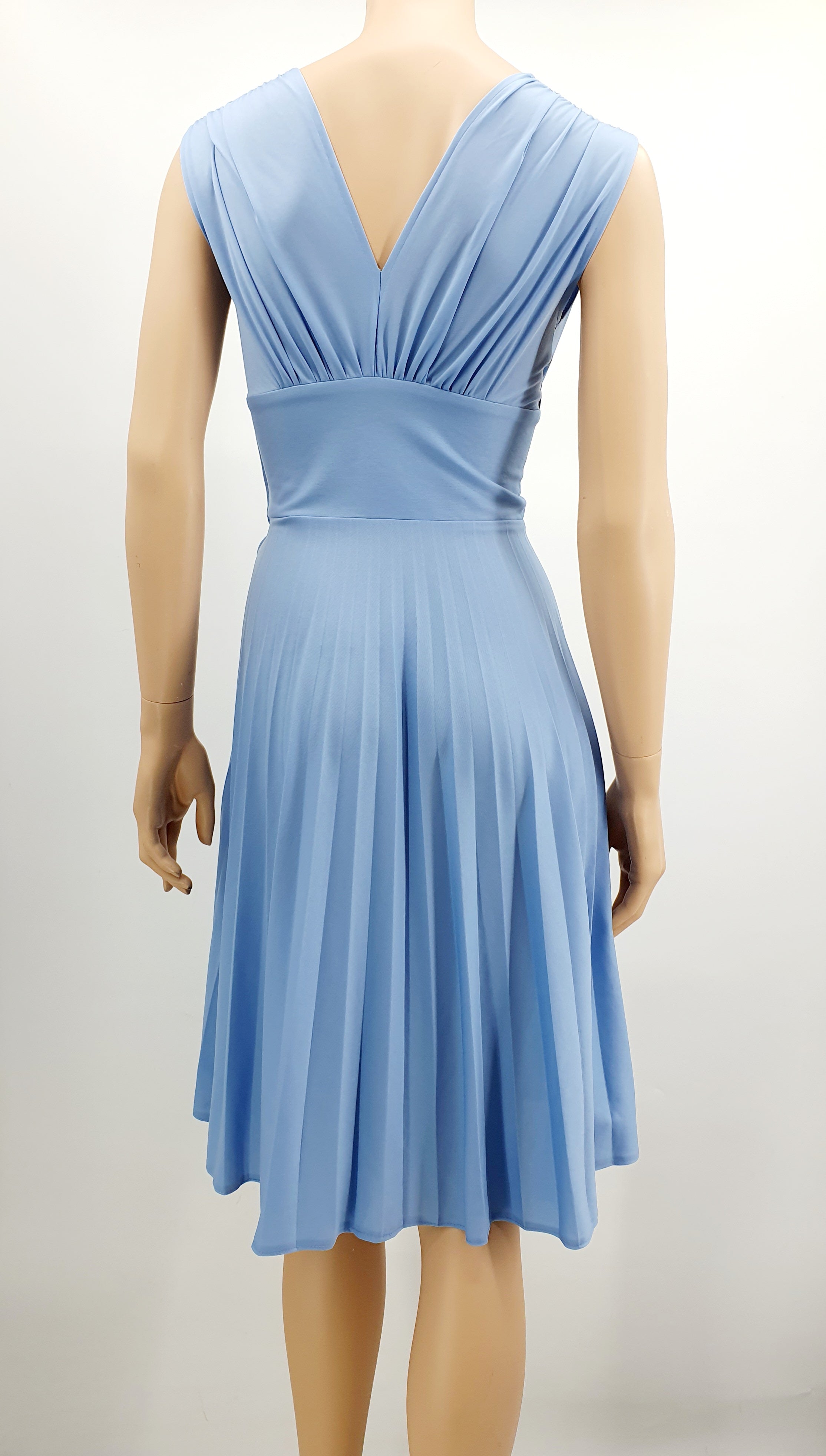 Vaaleansininen juhlamekko 80-luvulta, The Subway dress-tyylinen hihaton mekko, kuva selkäpuolelta