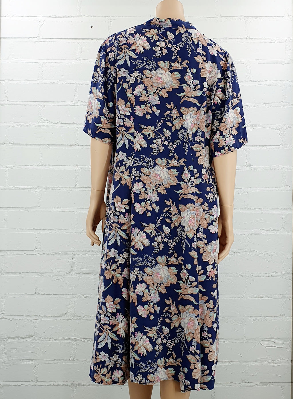 Lyhythihainen vintage kesämekko huivikauluksella, kukkakuvio harmaansinisellä pohjalla, kuva takaa