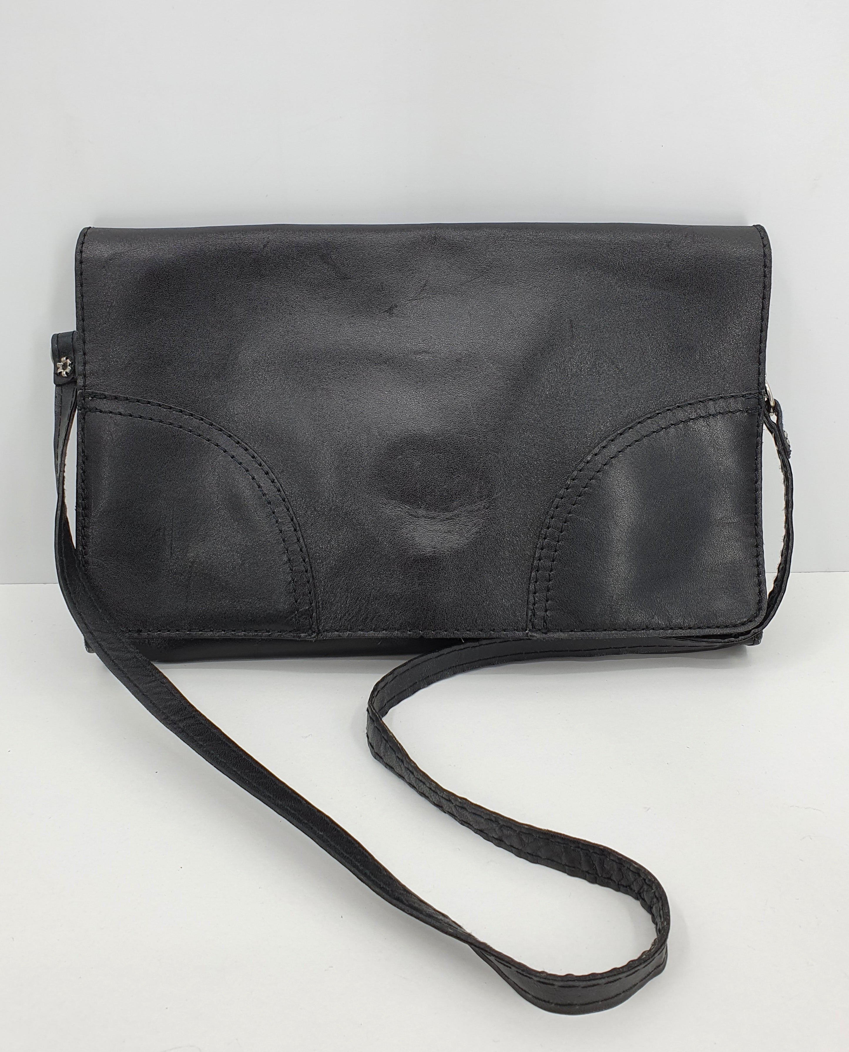 Musta olkalaukku 70-luvulta, aitoa nahkaa