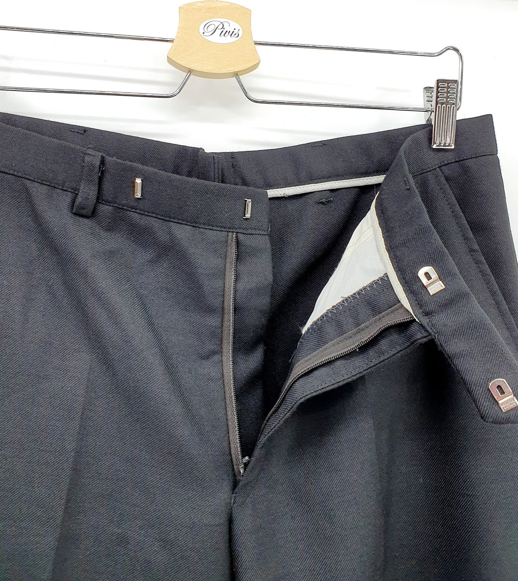 Mustat suorat miesten housut 80-luvulta, kuva vyötäröstä