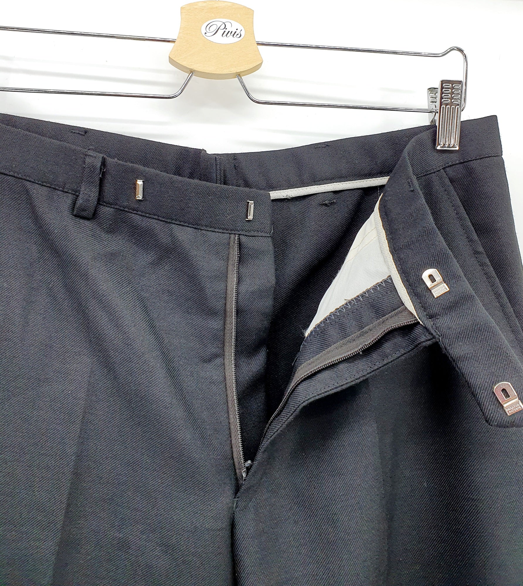 Mustat suorat miesten housut 80-luvulta, kuva vyötäröstä