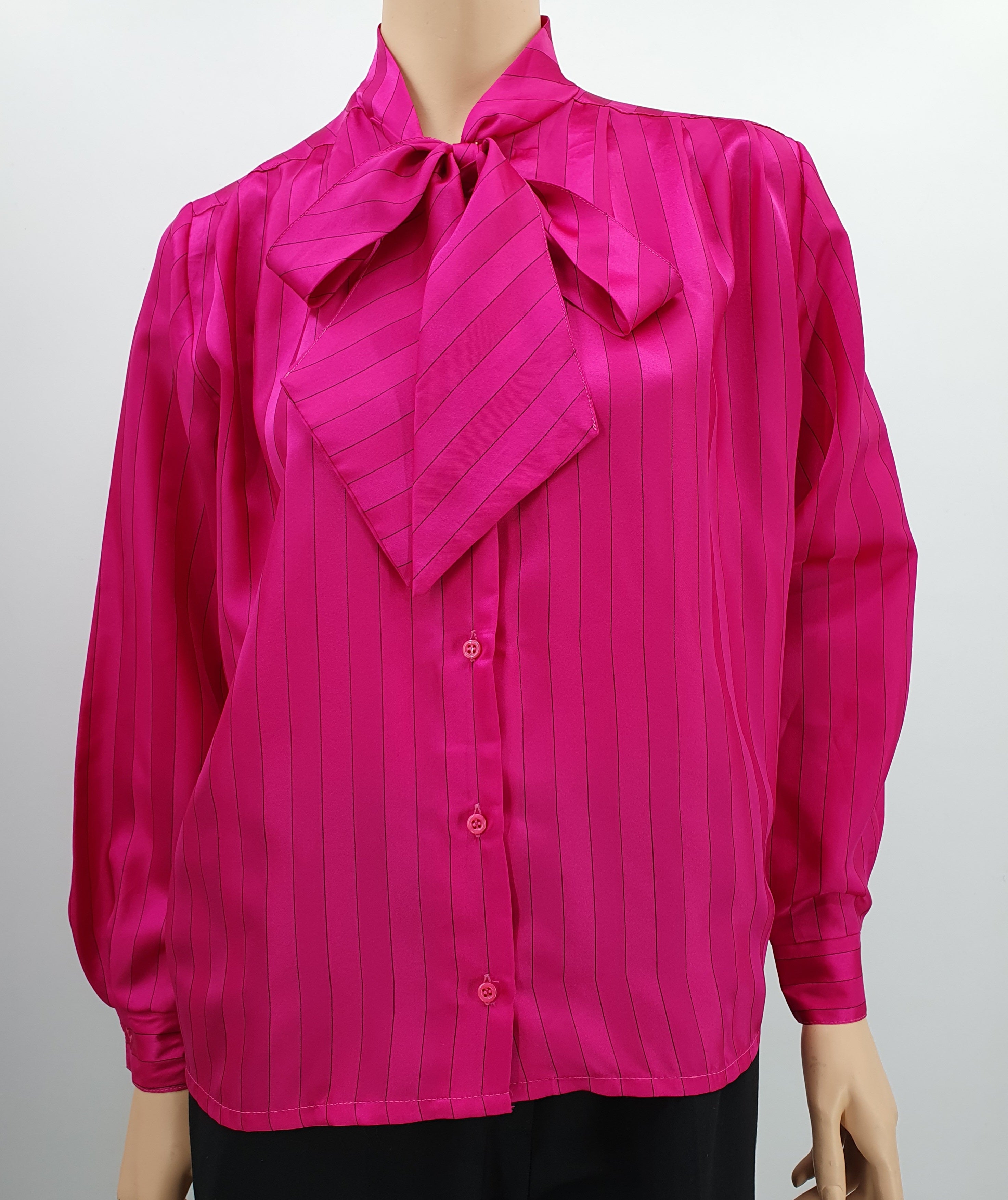 Aniliininpunainen huivikauluspaita 1980-luvulta