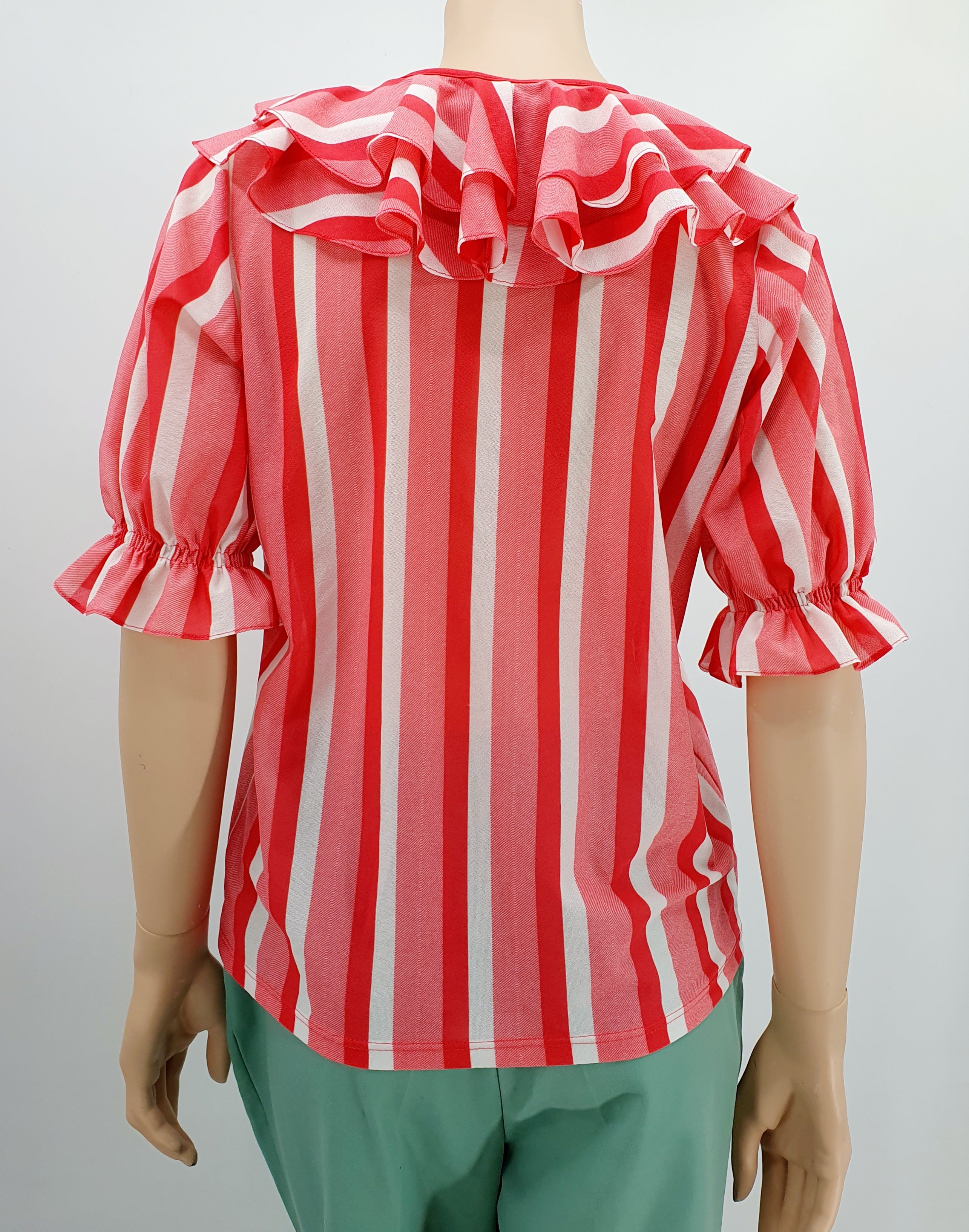 Lyhythihainen raitapaita 70-luvulta, väri marjanpunainen-valkoinen, kuva selkäpuolelta