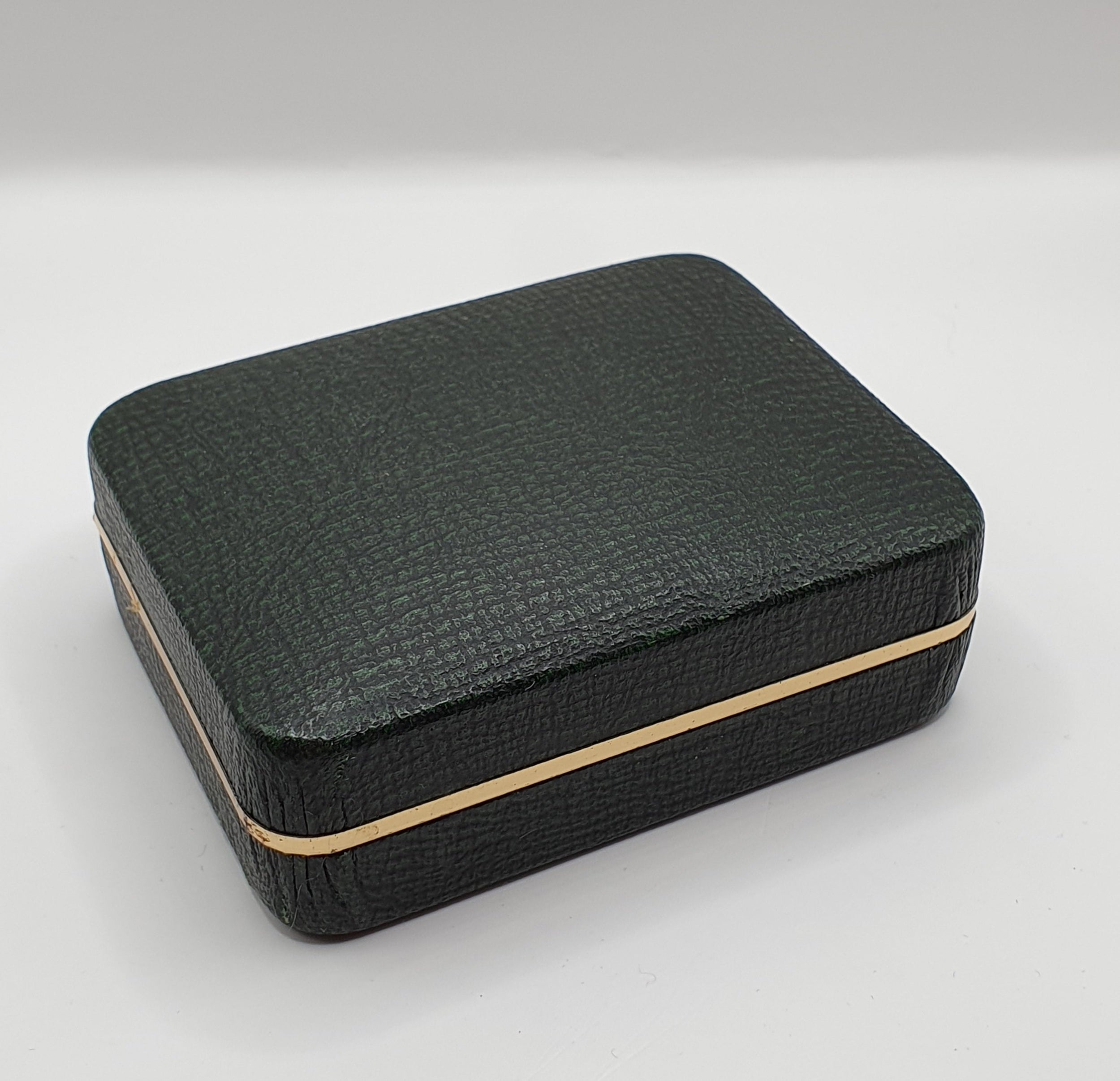 Lord Newport Vintage korusetti miehelle Solmioneula ja kalvosinnapit 1970-luvulta Kuva rasiasta