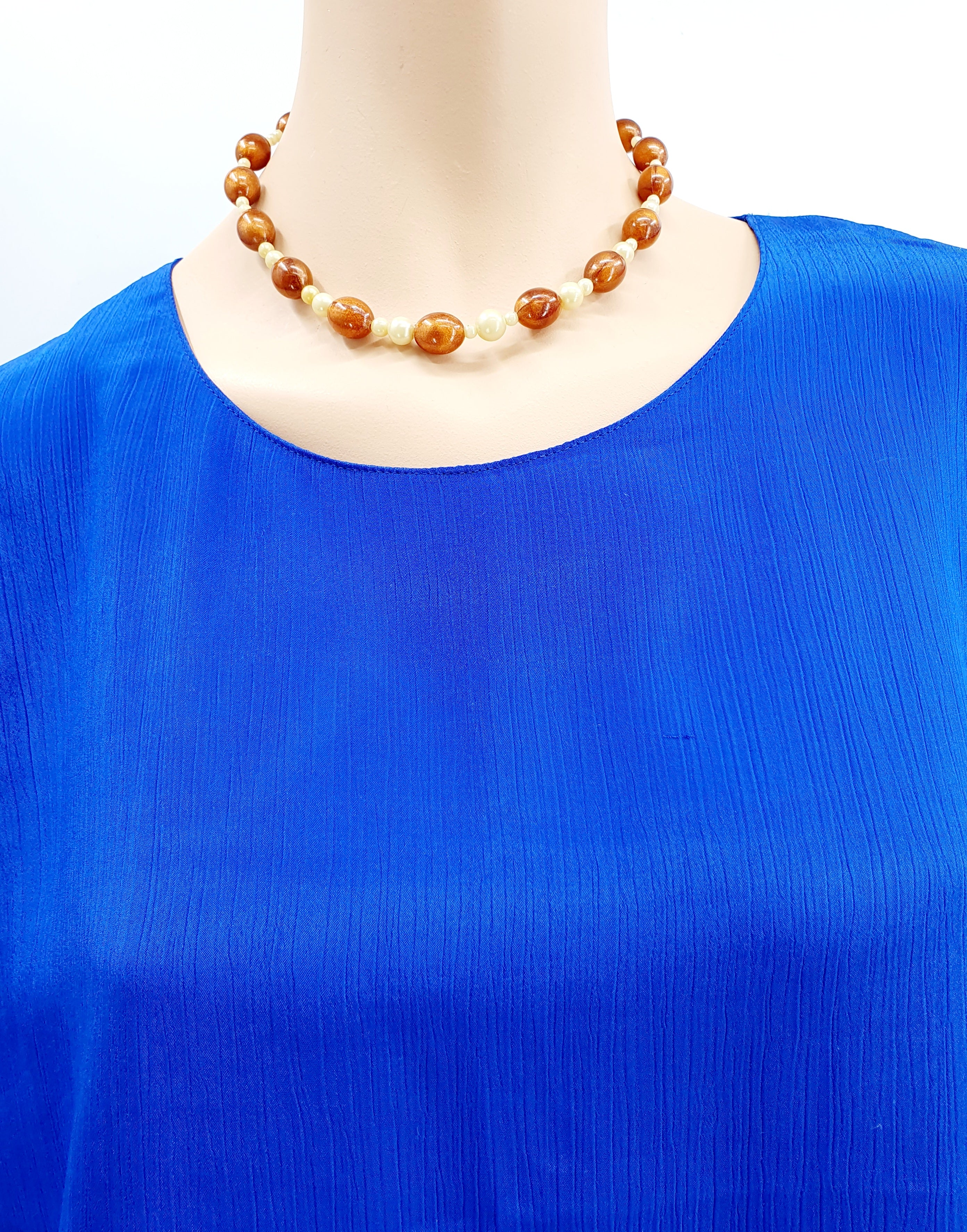 Pearl necklace from the 60s-70s, color light/cognac, length 42cm