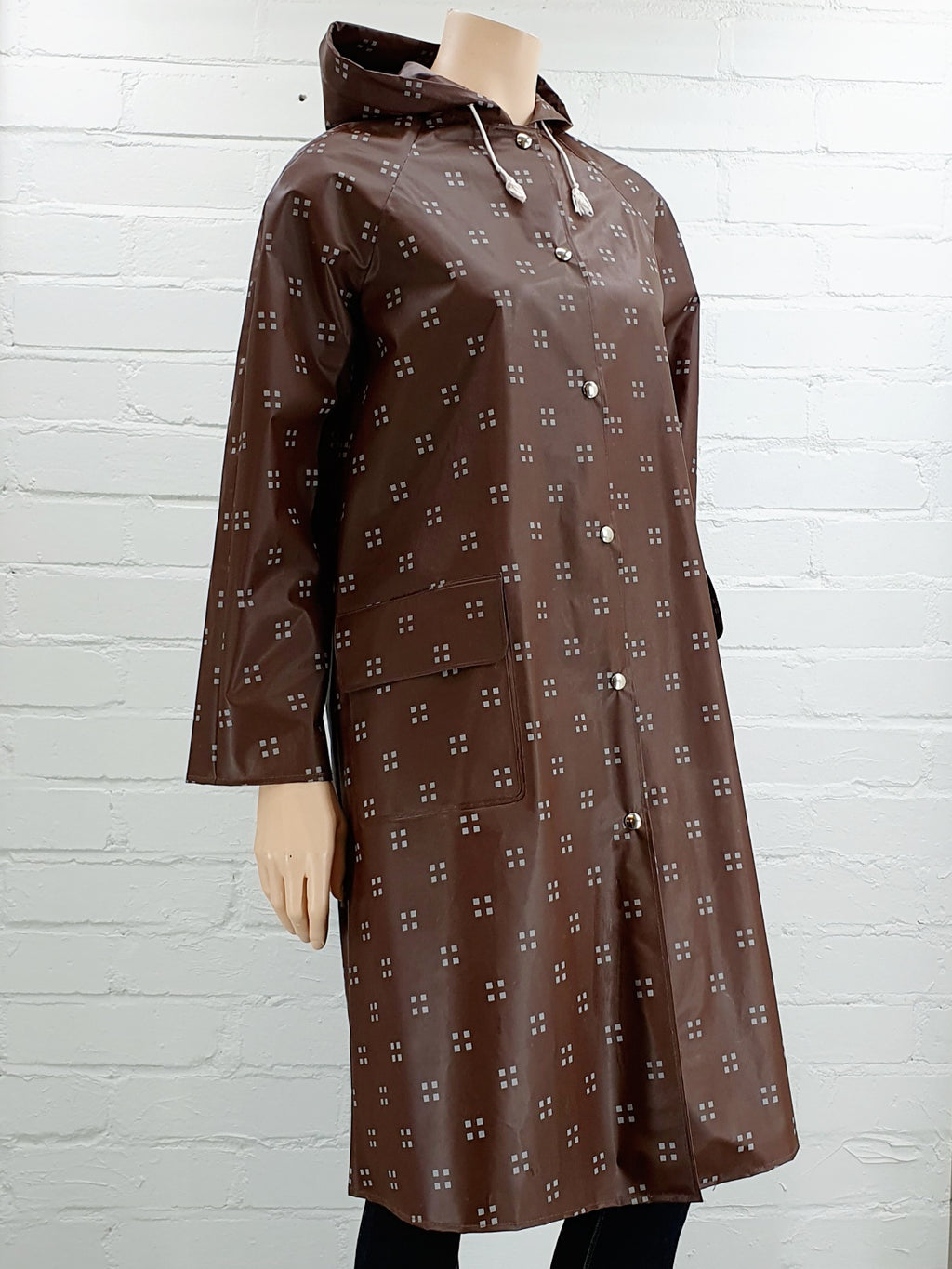 Retro sadetakki 70-luvulta, väri ruskea, hupullinen, kuva sivulta