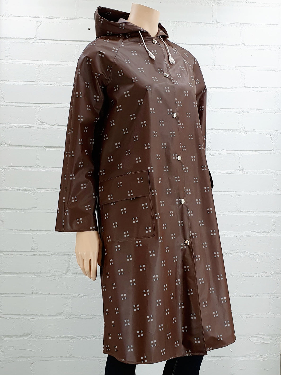 Retro sadetakki 70-luvulta, väri ruskea, hupullinen, kuva sivulta