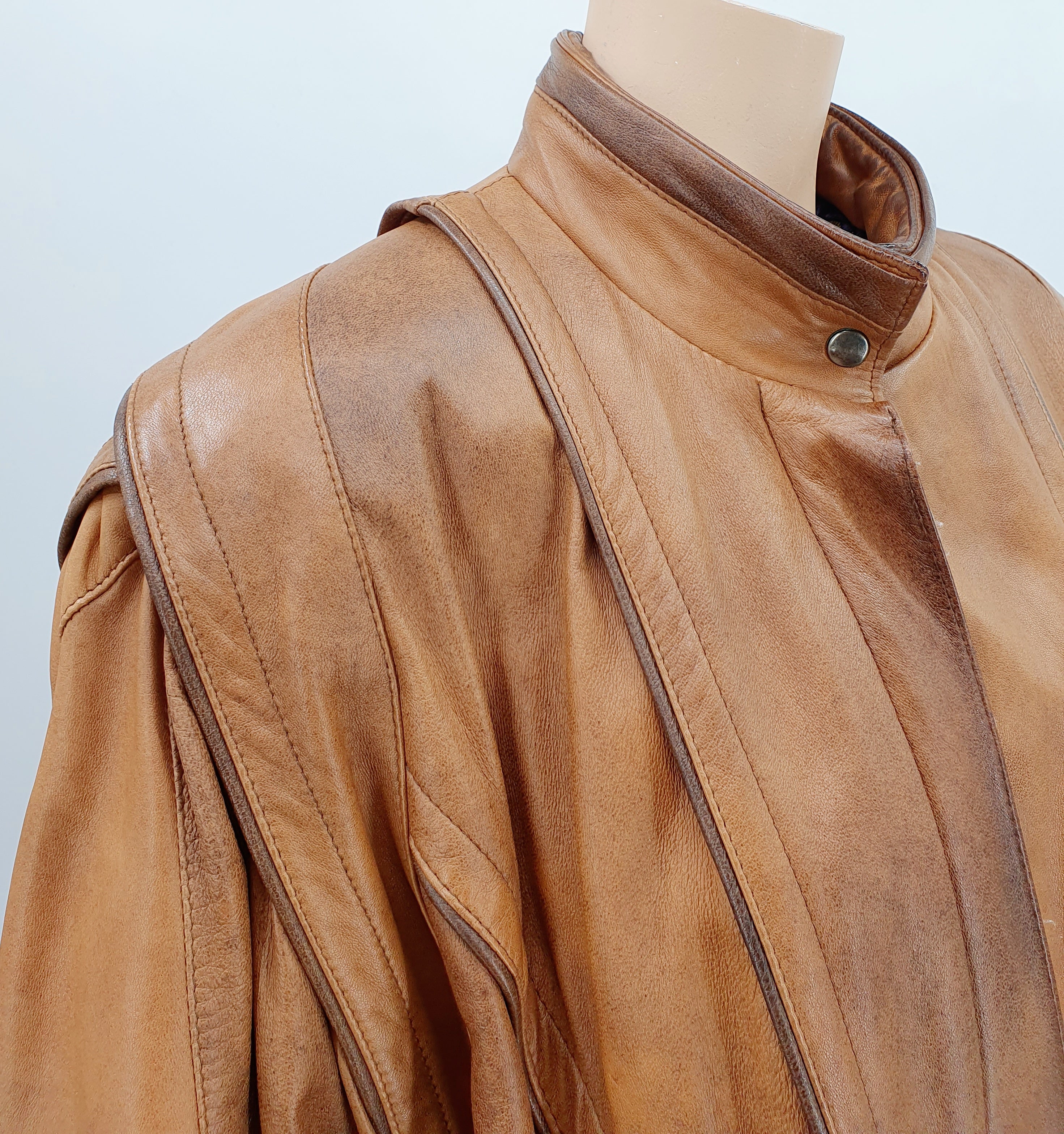 Ruskea vintage nahkatakki 80-luvulta, kuva kauluksesta