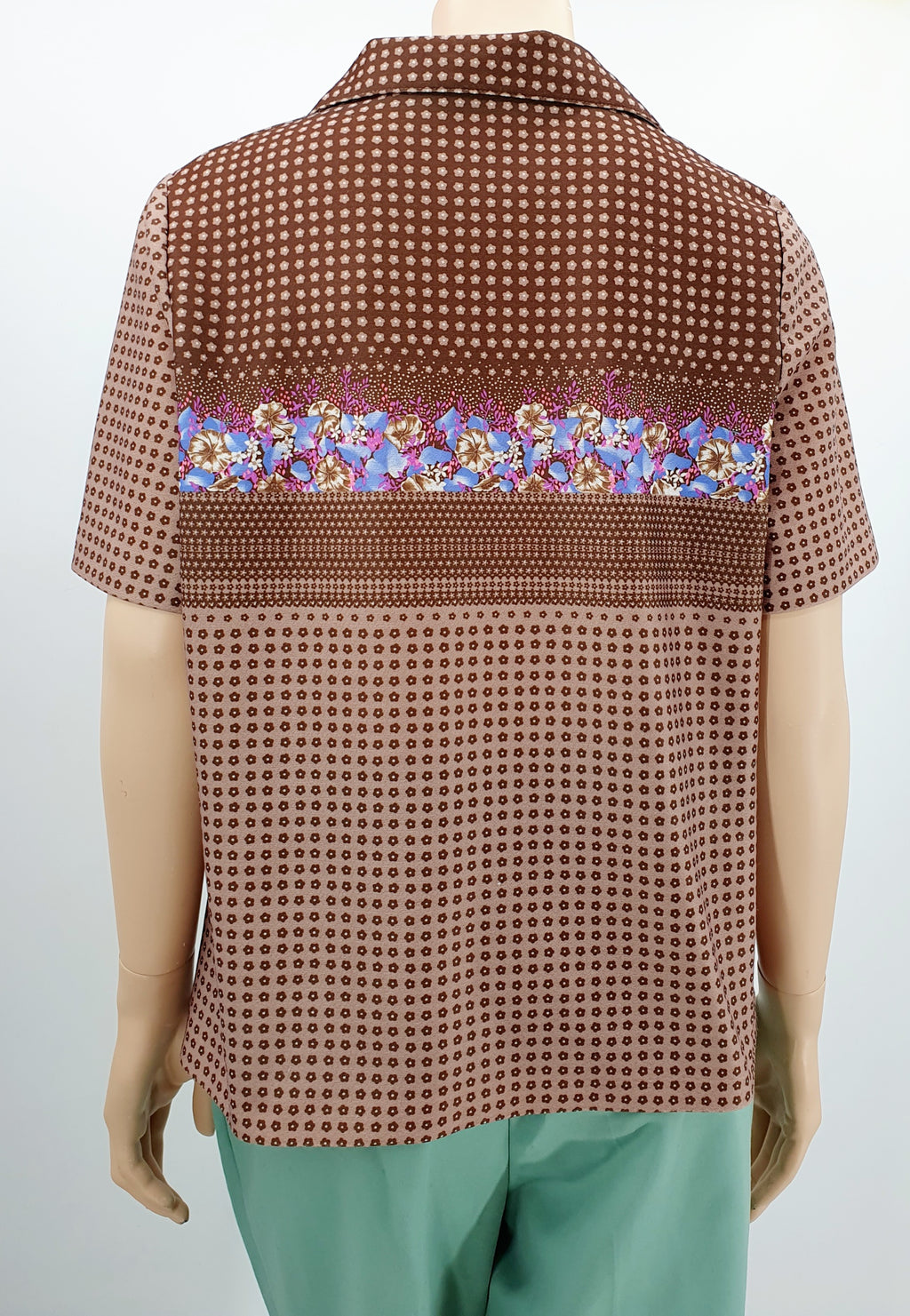 Ruskeansävyinen retropaita 70-luvulta, lyhythihainen, kuva selkäpuolelta