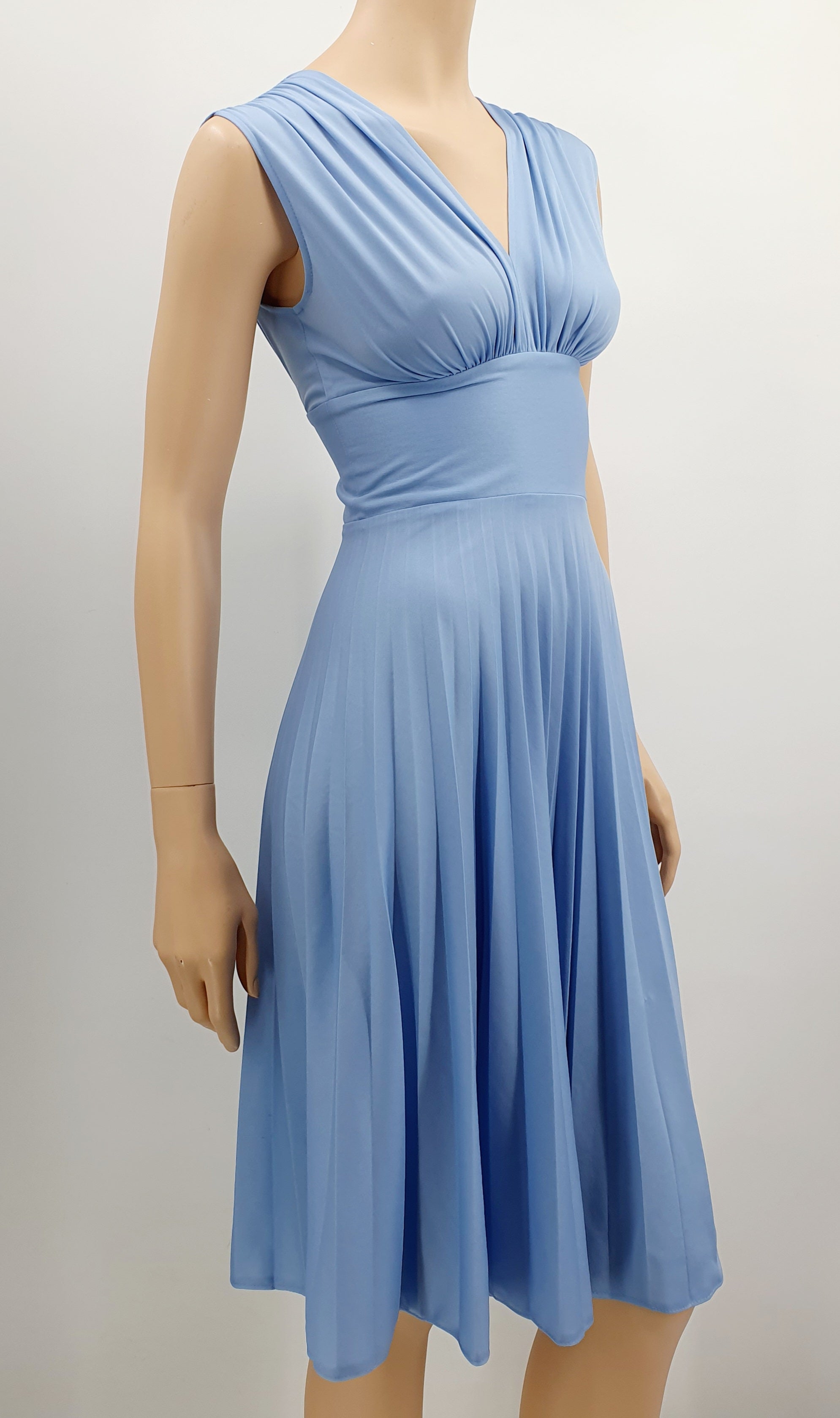 Vaaleansininen juhlamekko 80-luvulta, The Subway dress-tyylinen hihaton mekko, kuva sivulta